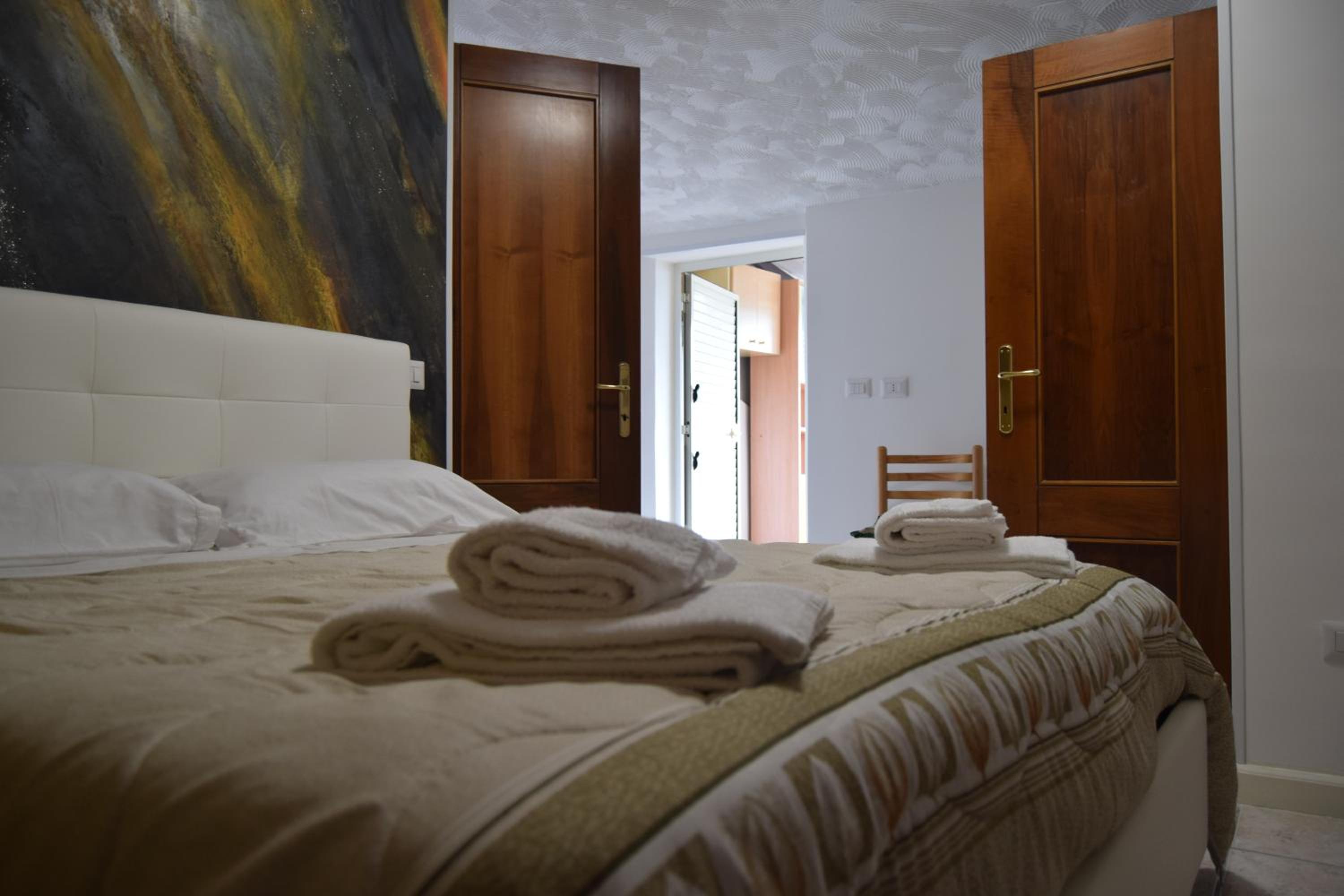 Large Double or Twin Room - Photo 2