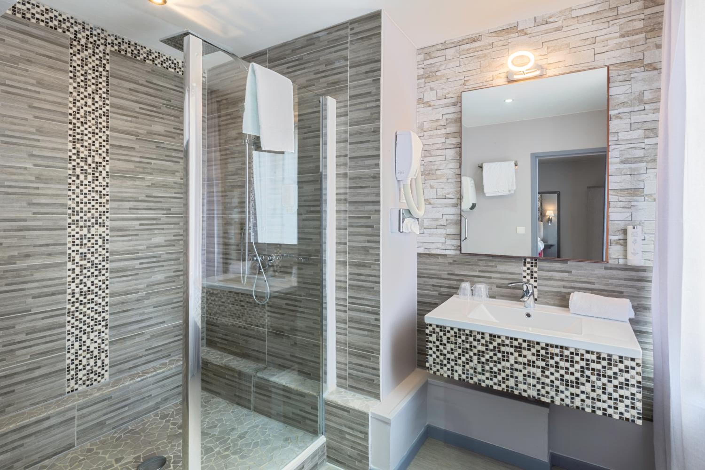 Queen Suite - Photo 3