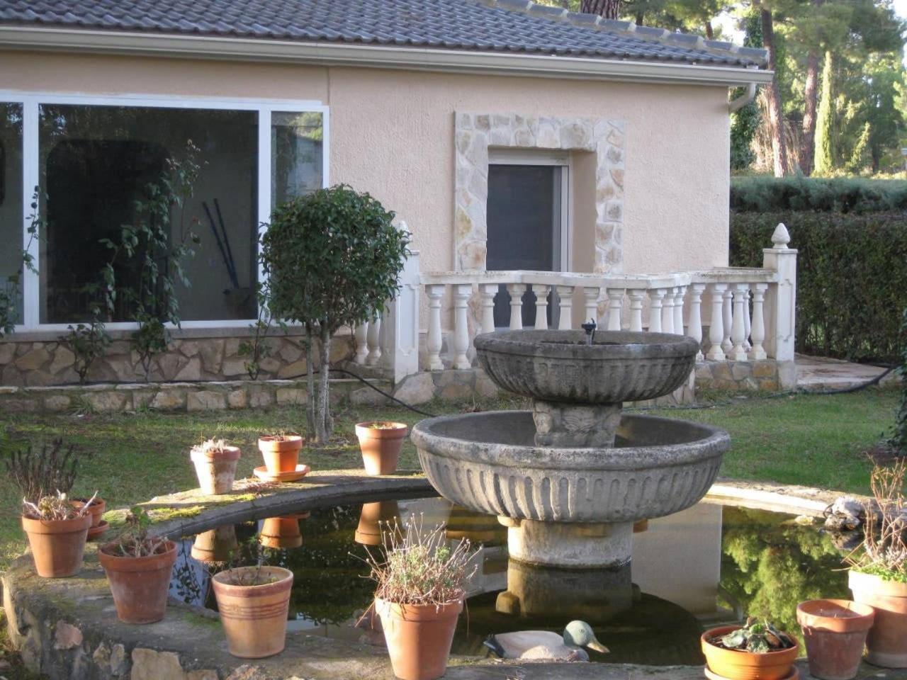 Six-Bedroom House photo 3