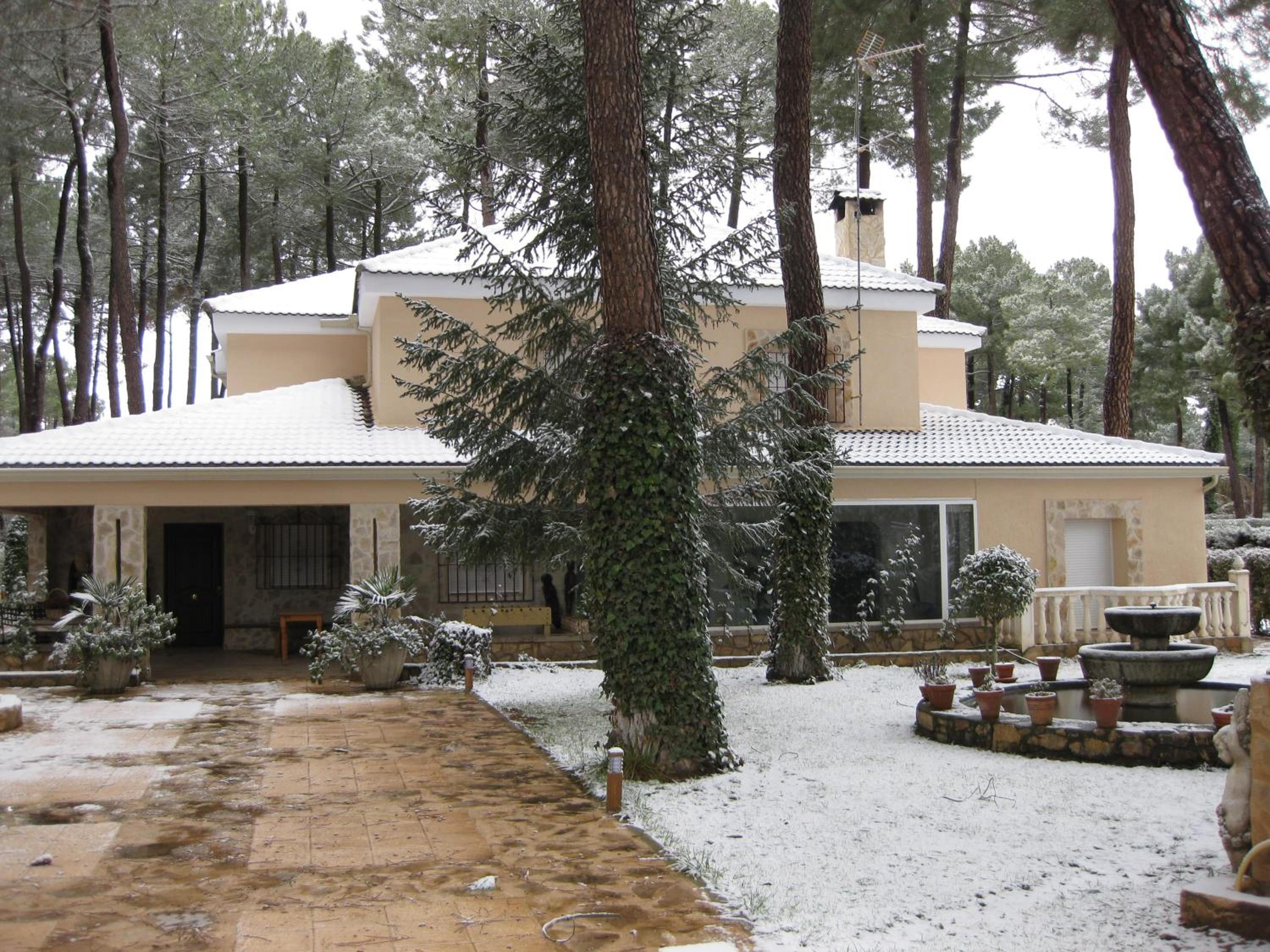 Six-Bedroom House photo 2