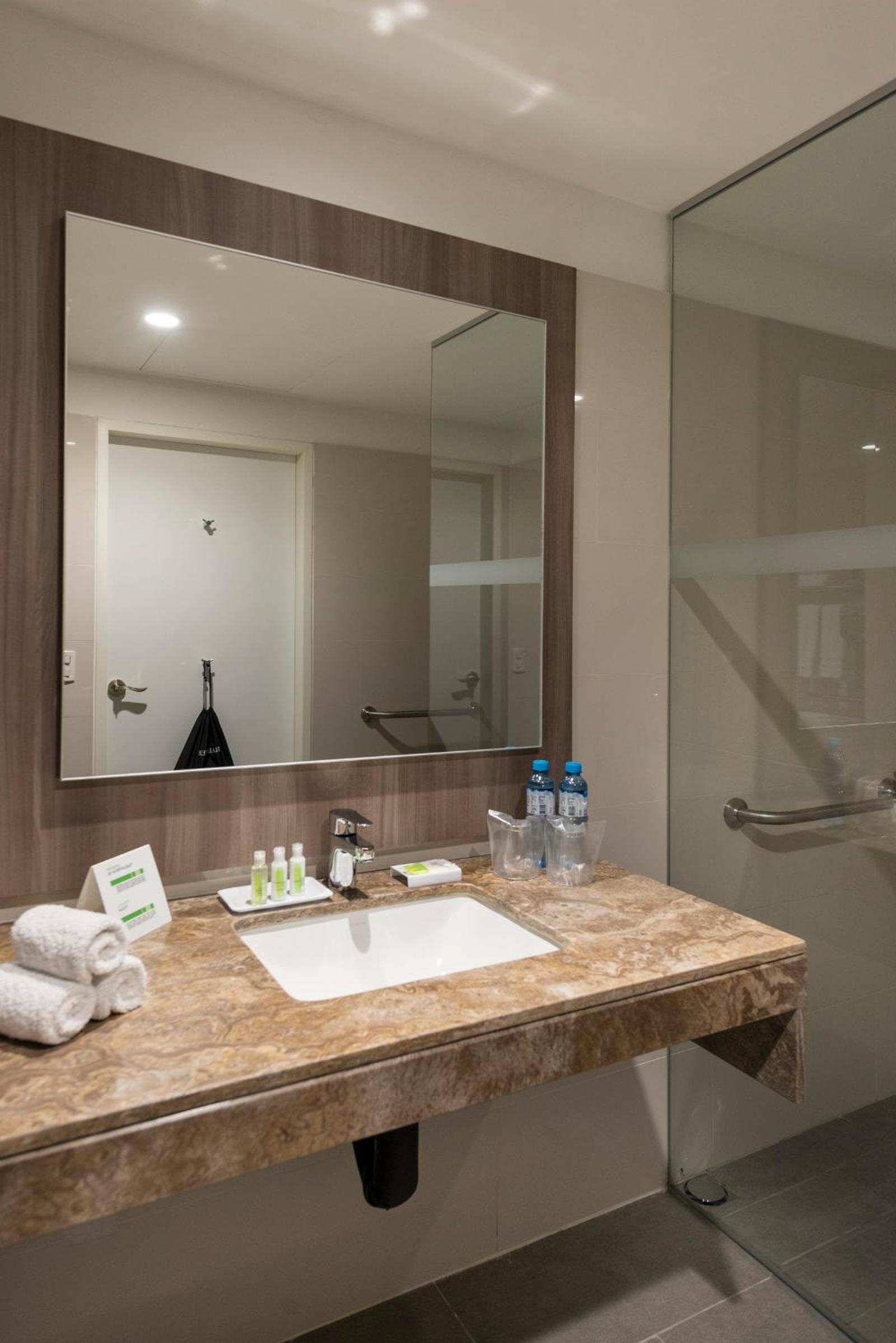 Standard King Room - Accessible photo 2