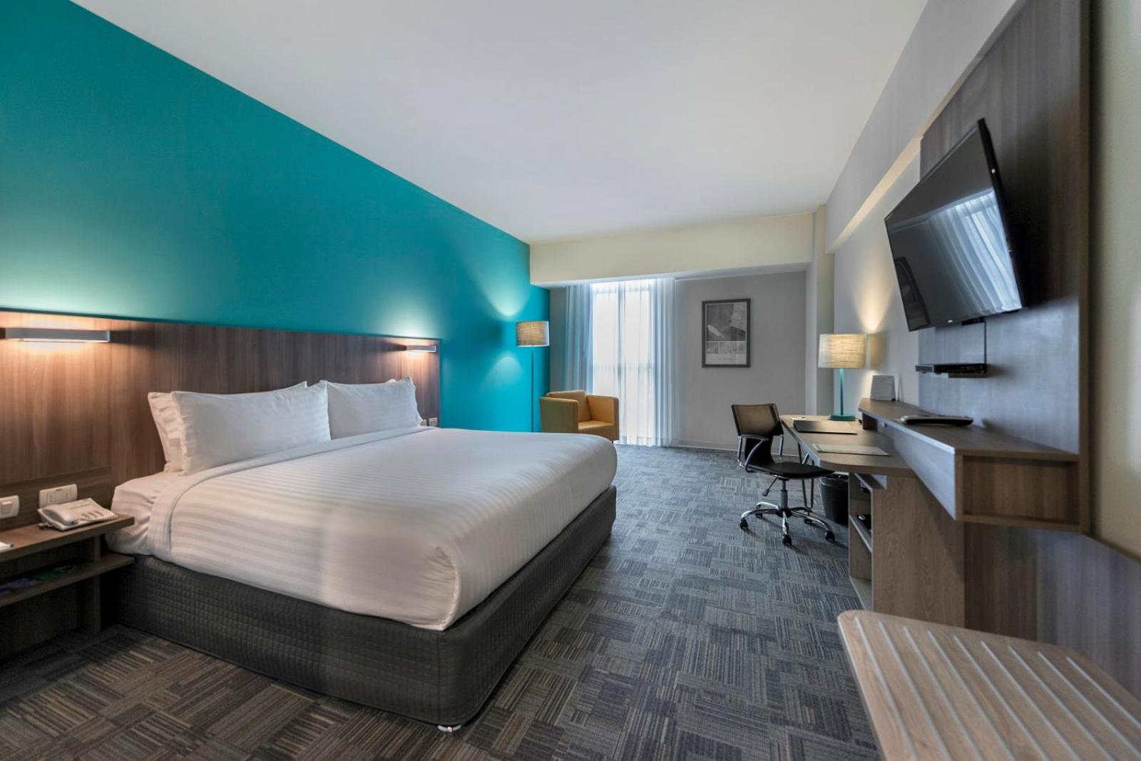 Standard King Room - Accessible photo 1