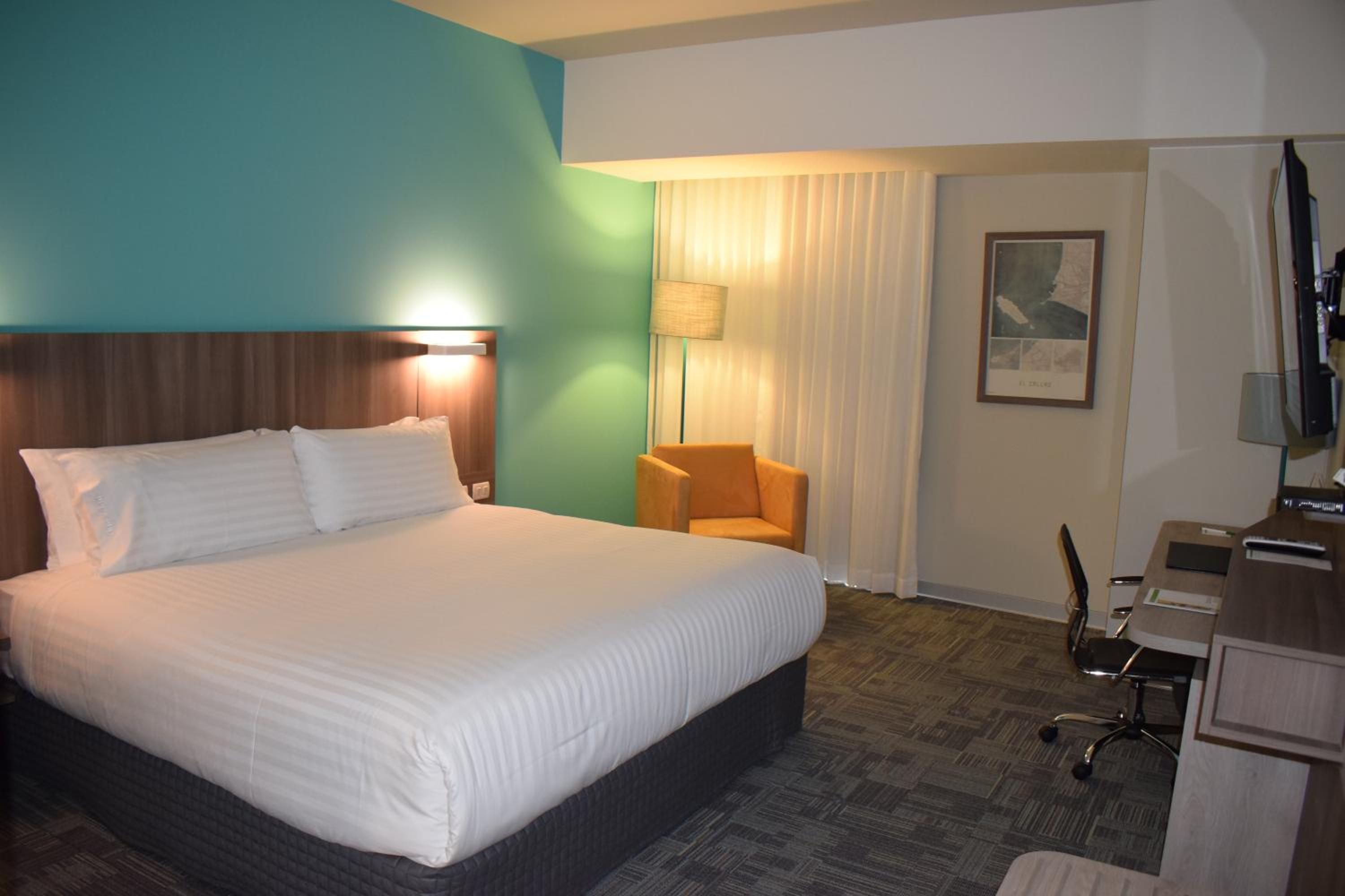 Standard King Room with City View photo 3
