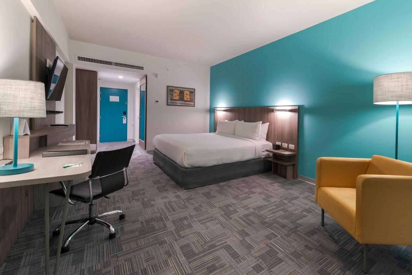 Standard King Room - Accessible photo 3