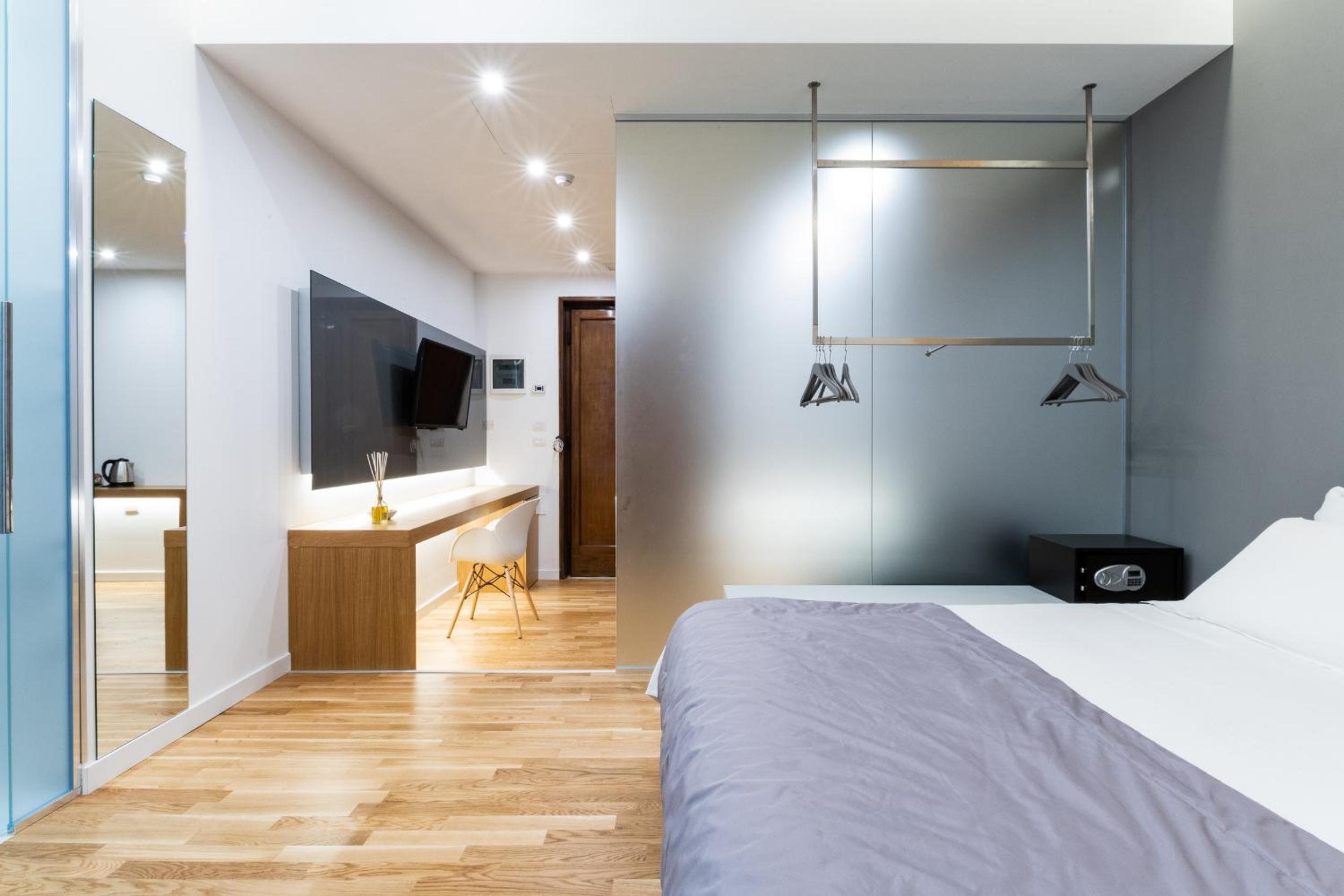 Suite with Balcony thumbnail 6