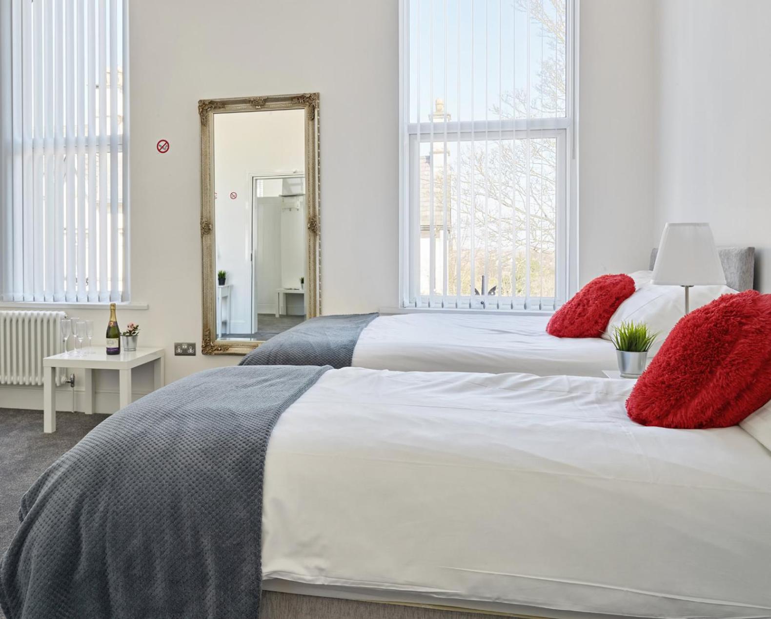 Quadruple Room with Bathroom - Photo 1