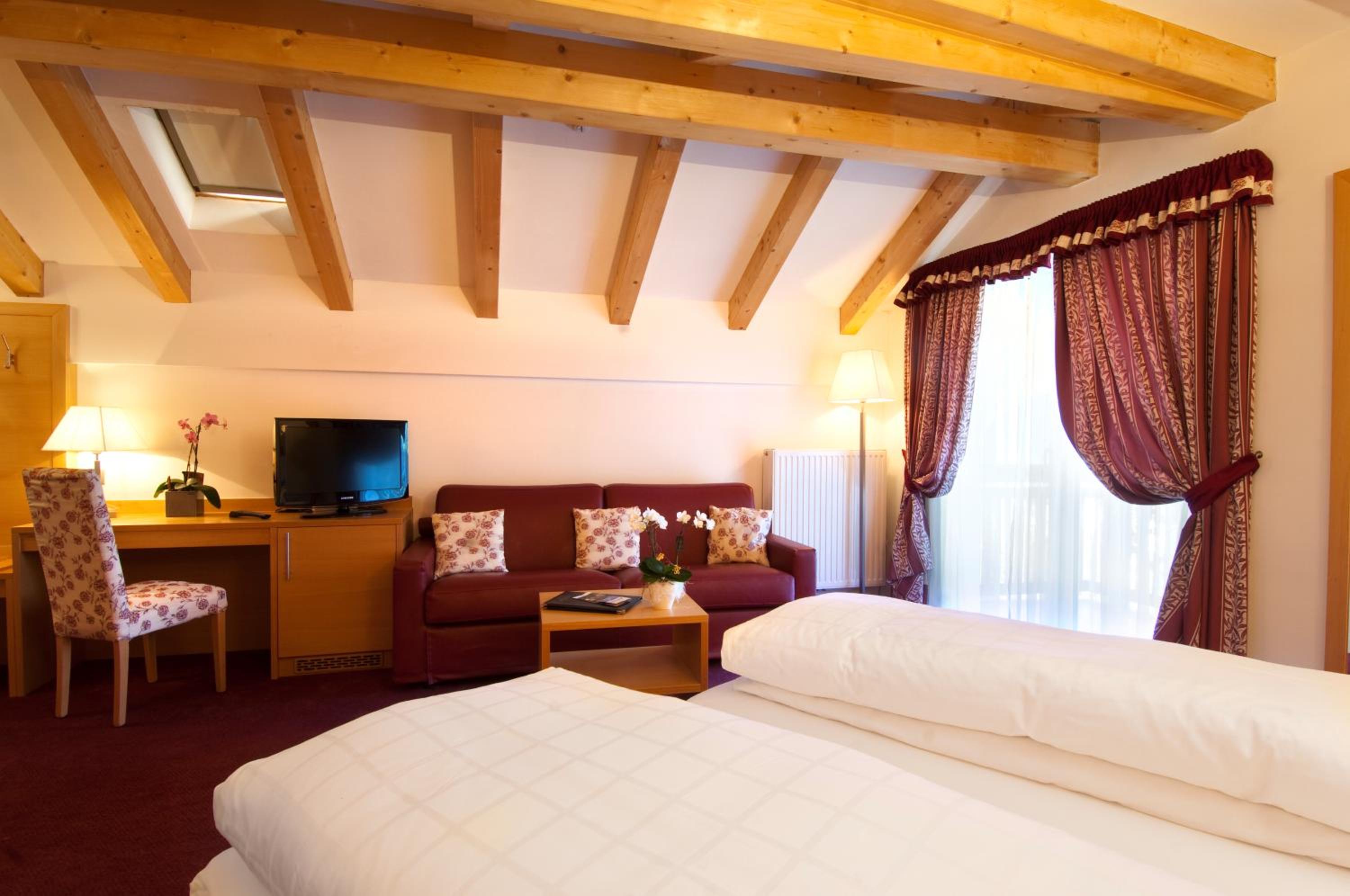 Superior Room with Balcony - Photo 5