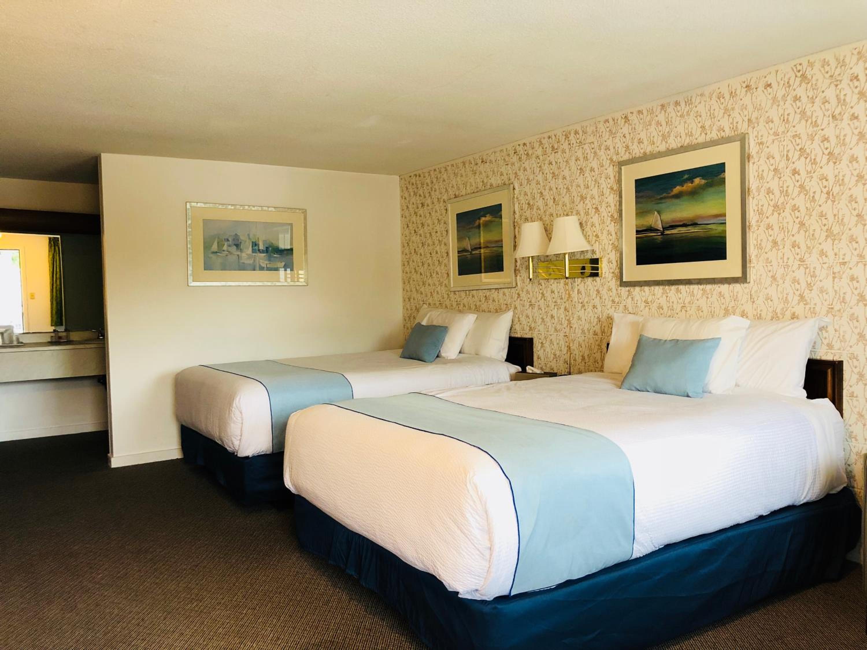 Queen Room with Two Queen Beds photo 3