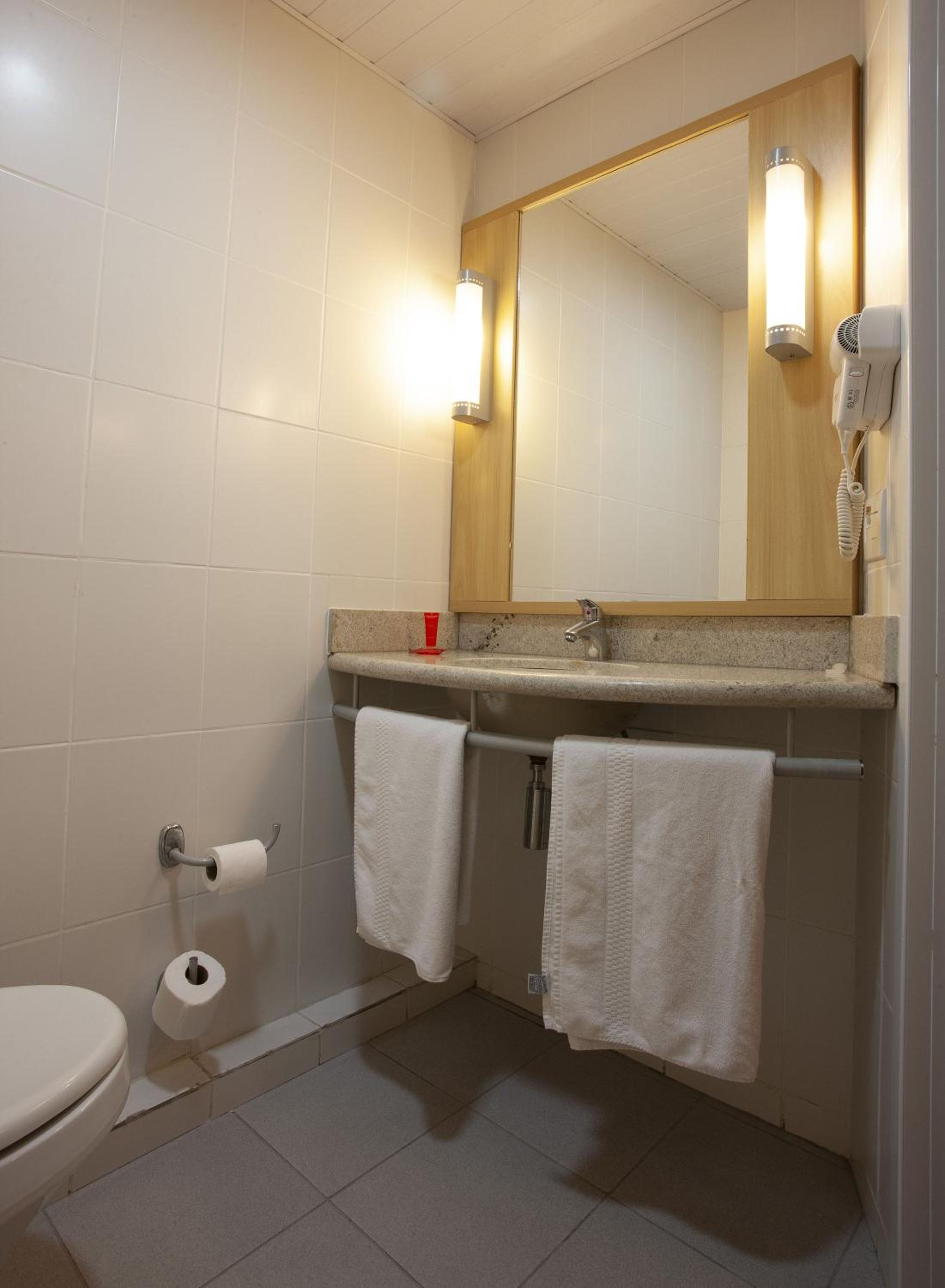 Standard Room with One Double Bed and One Single Bed photo 2