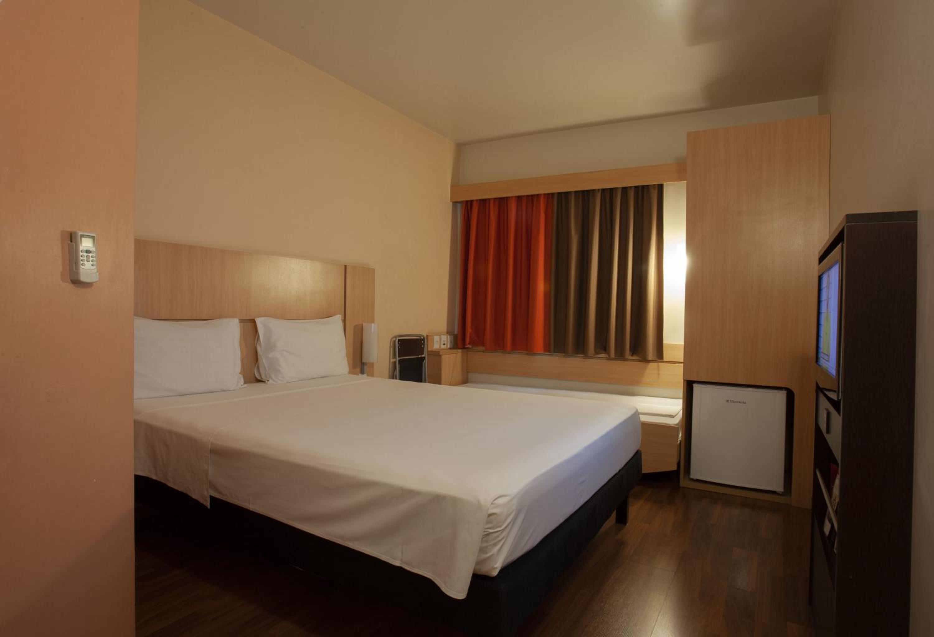Standard Room with One Double Bed and One Single Bed
