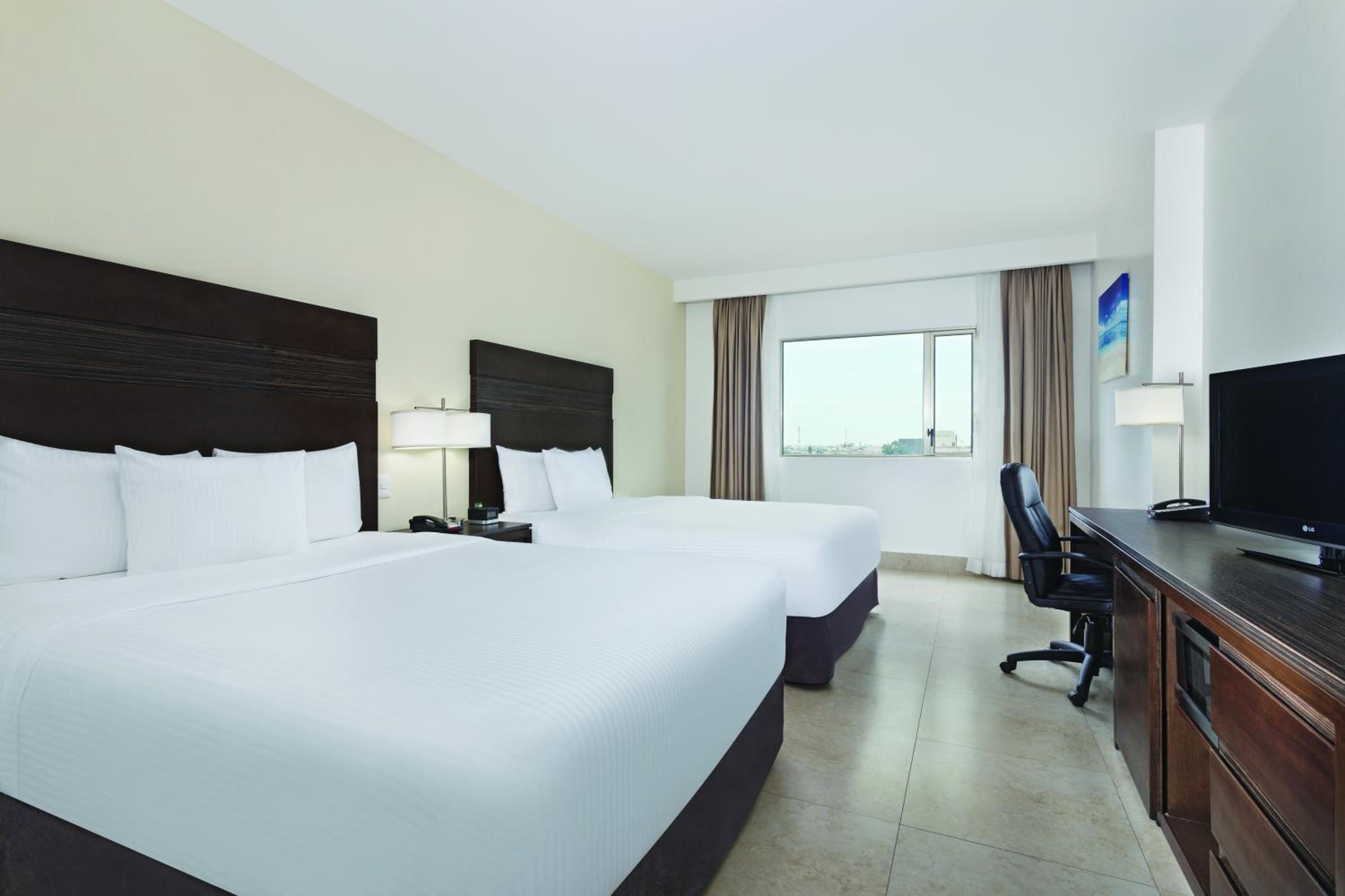 Deluxe Family Room with City View - Non-Smoking photo 3
