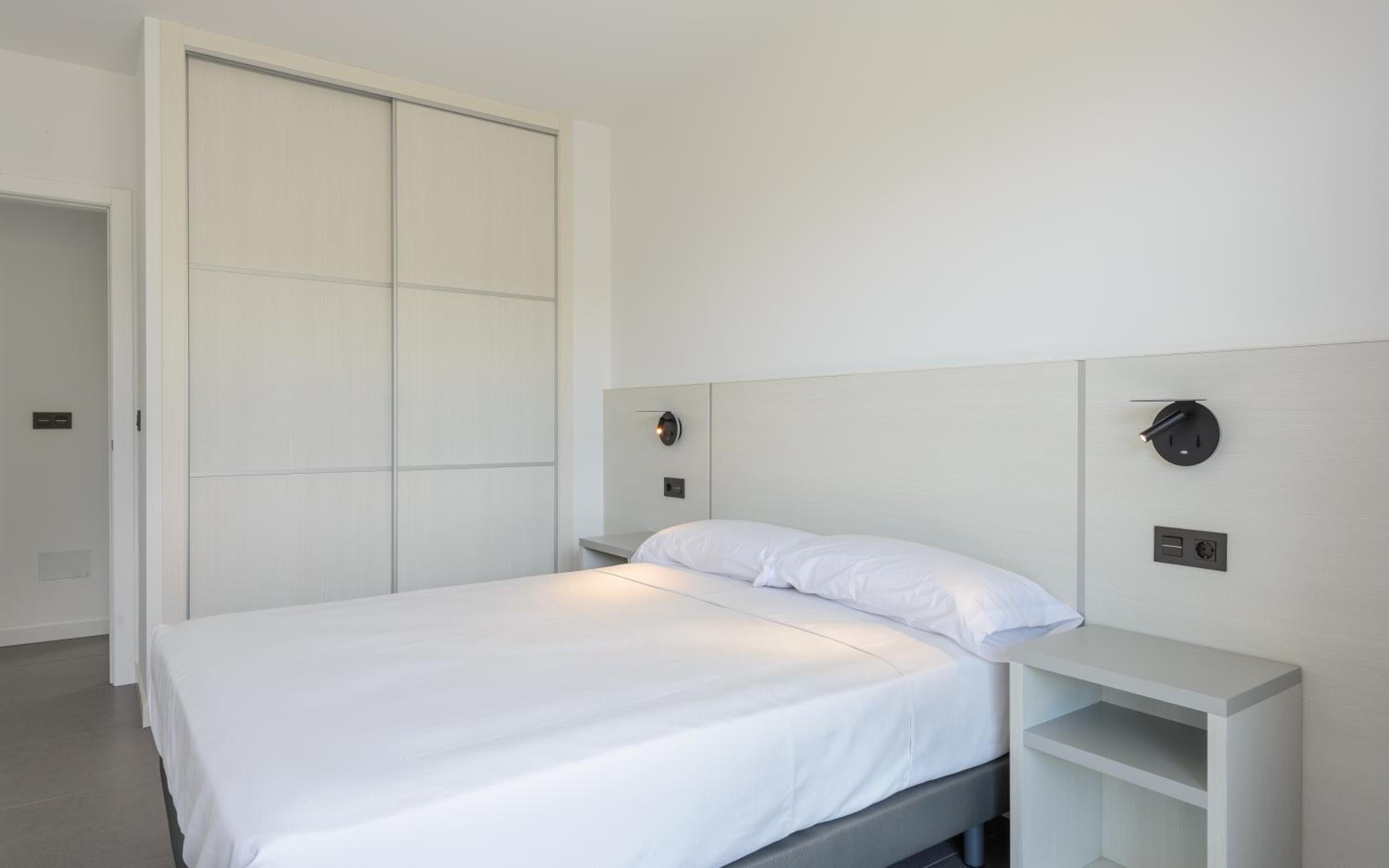 One-Bedroom Apartment with Sea View - Photo 18