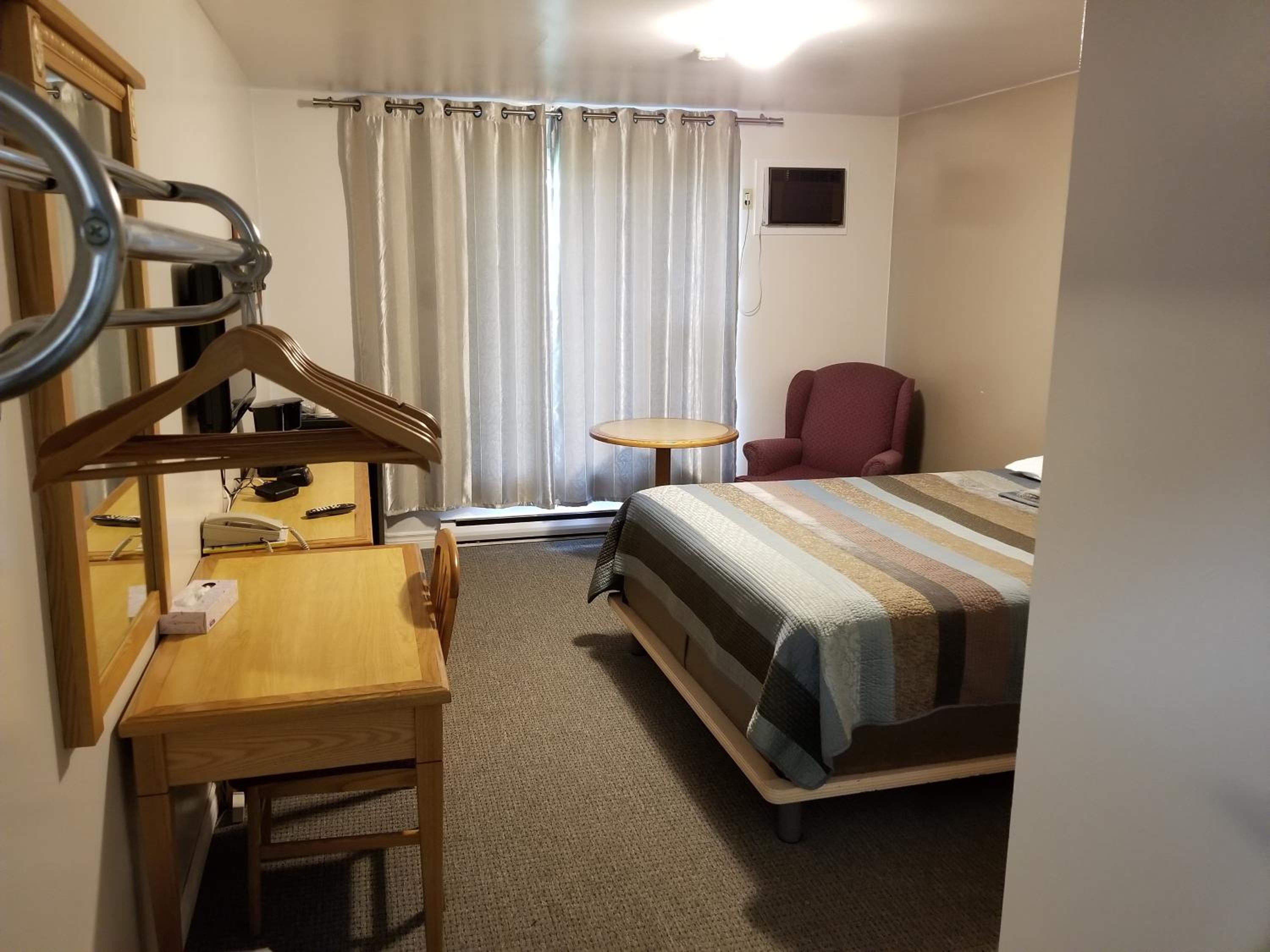 Queen Room photo 2