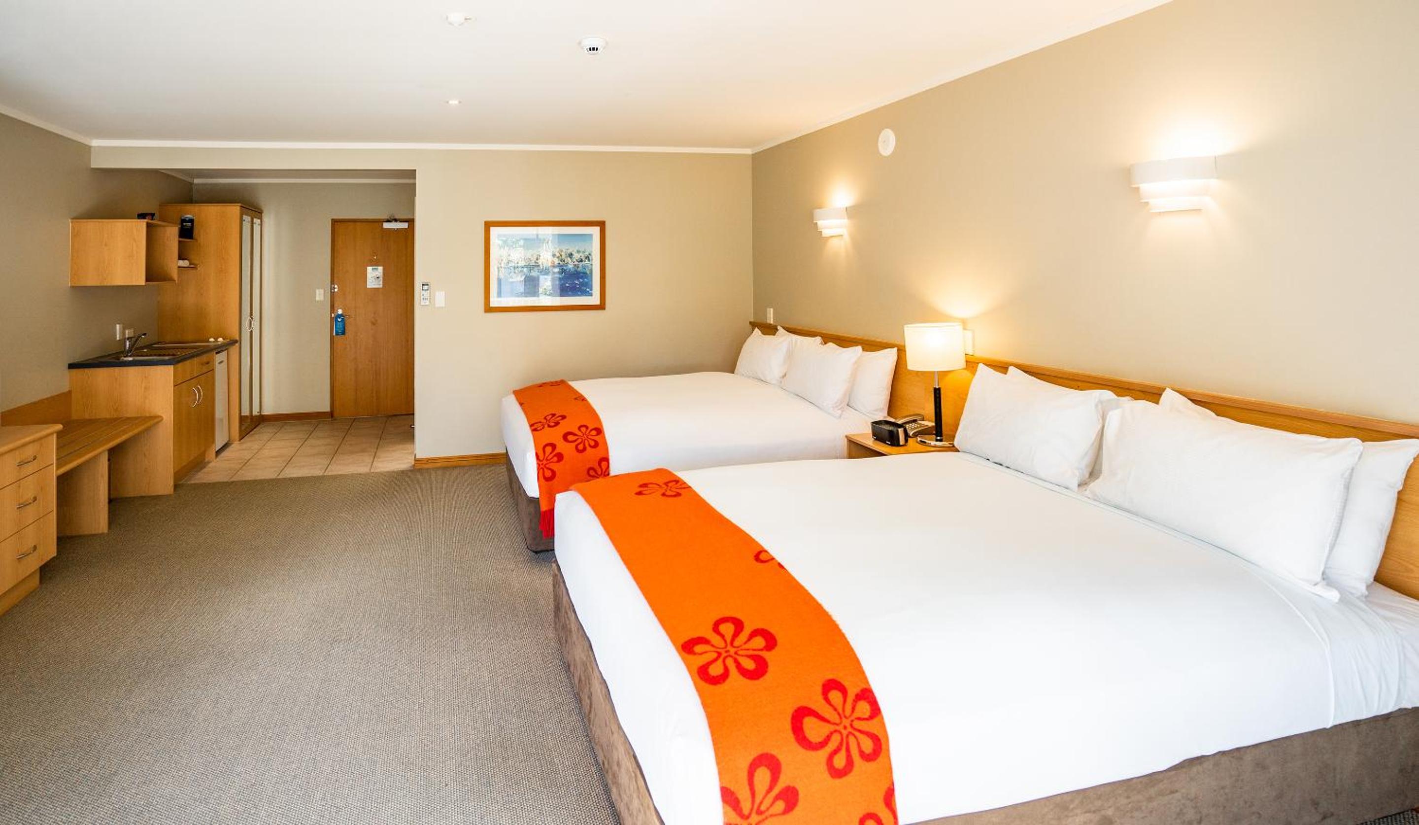 Superior Twin Room with Two Queen Beds - Photo 4