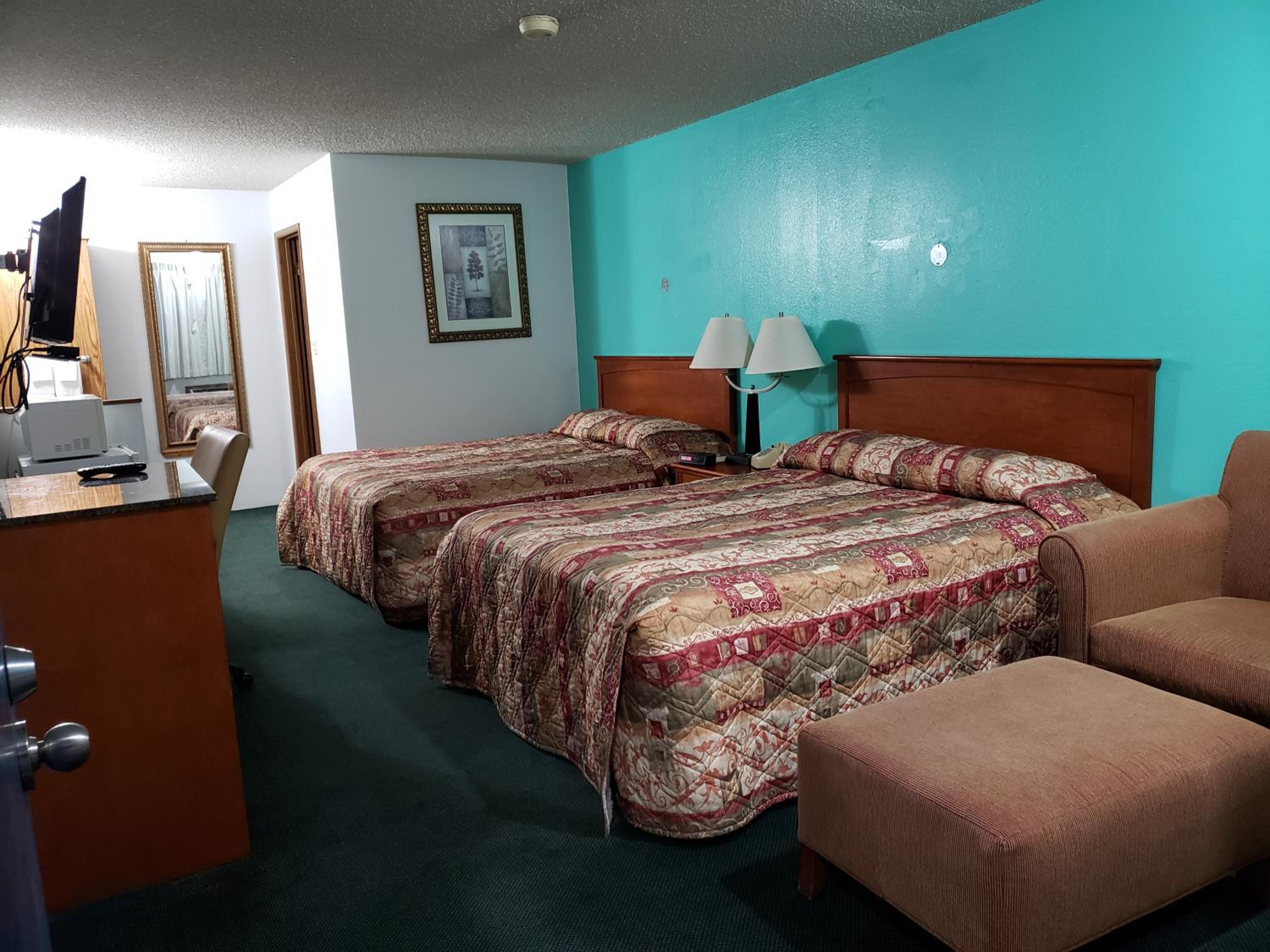Double Room with 2 Queen Beds - Smoking  photo 3