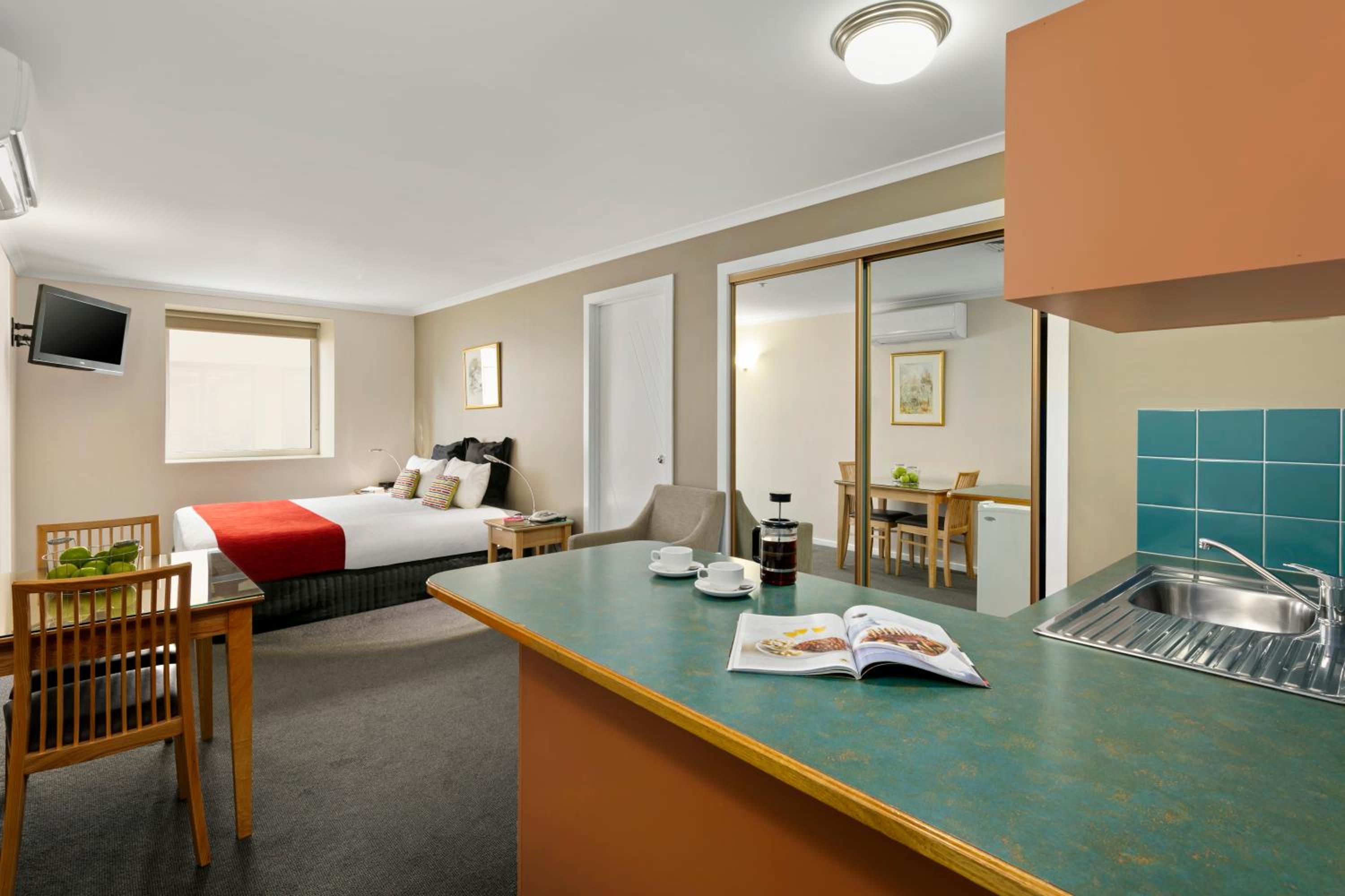Studio Apartment - Serviced - Photo 2