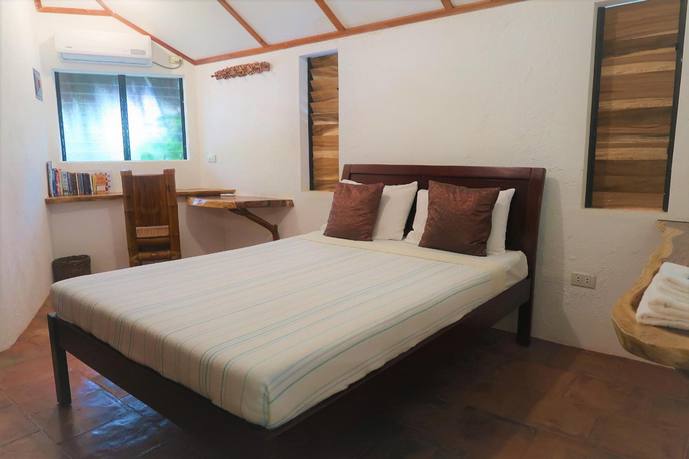 Family Room with Side Sea View - Photo 5