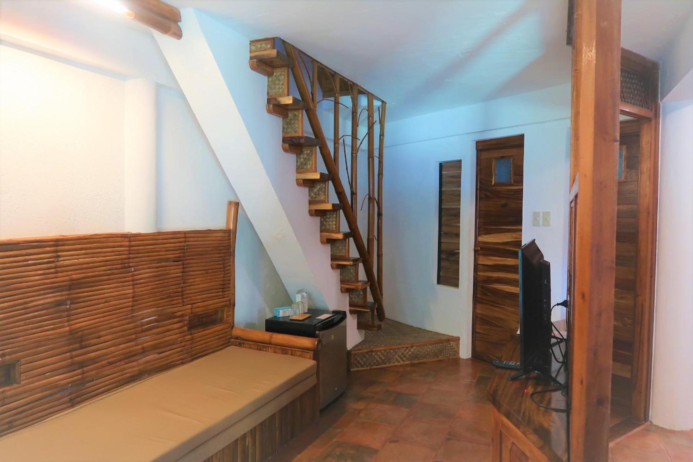 Family Room with Side Sea View - Photo 3