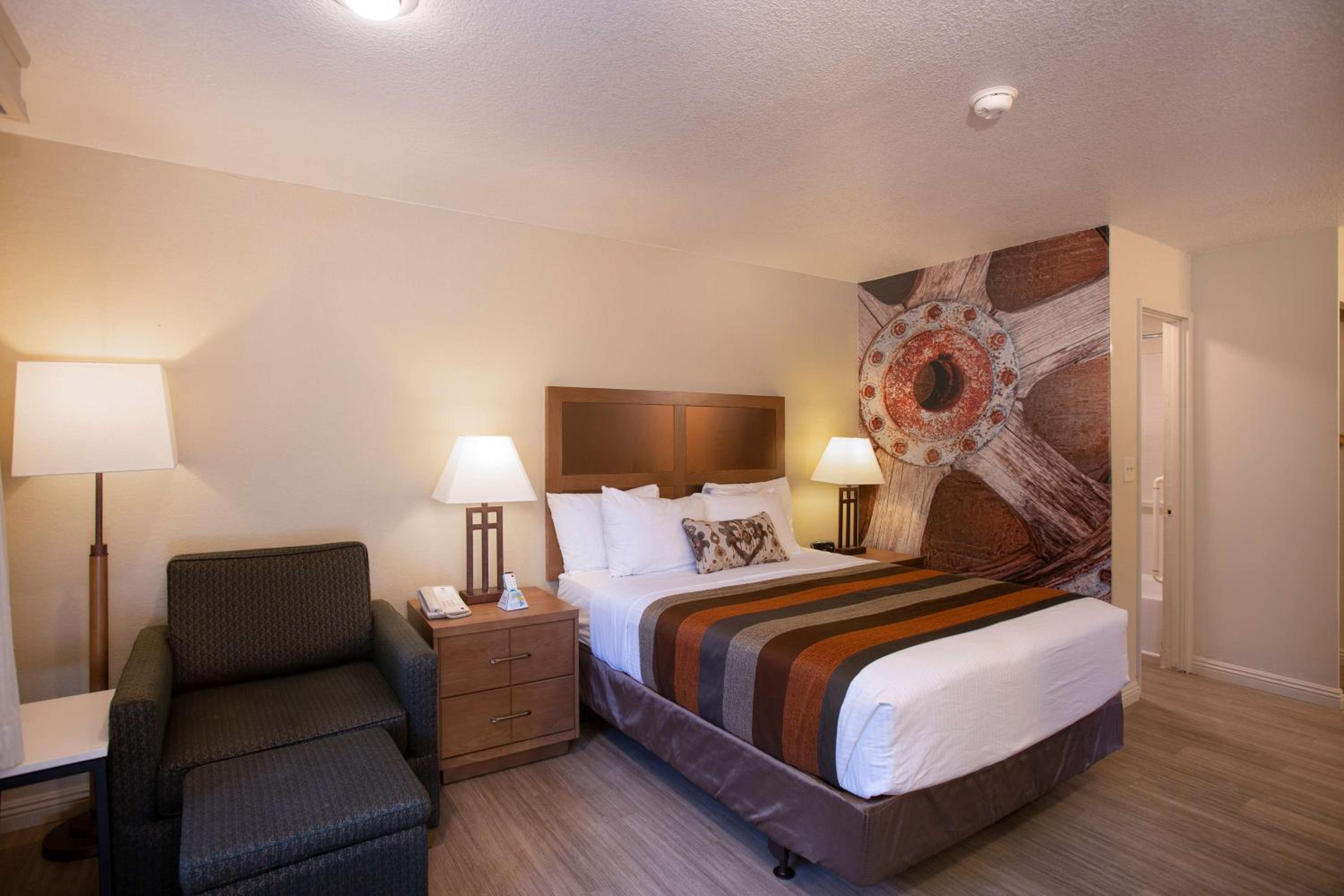 Queen Room with Sofa Bed photo 1