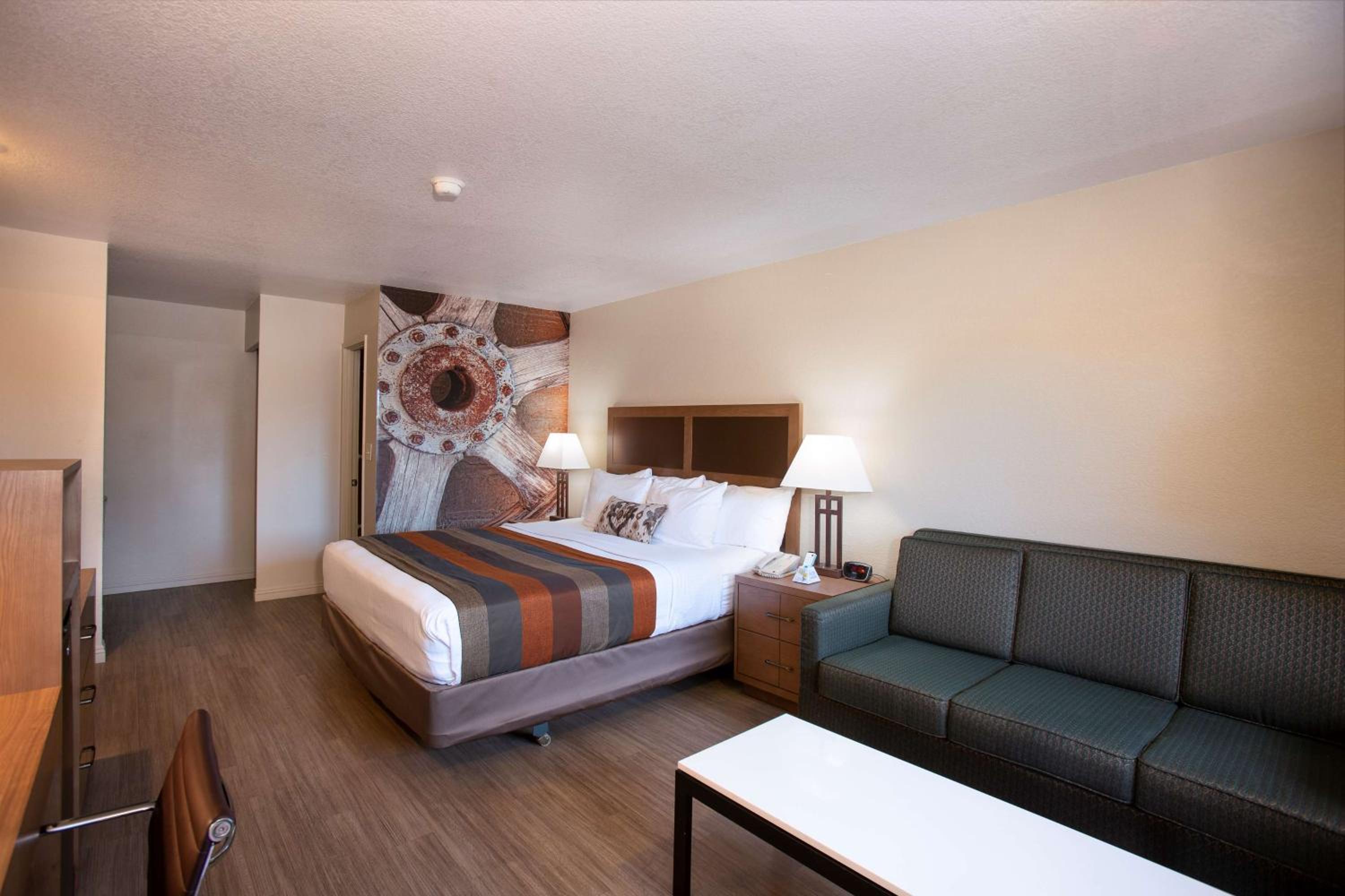 King Room with Sofa Bed - Non-Smoking photo 3