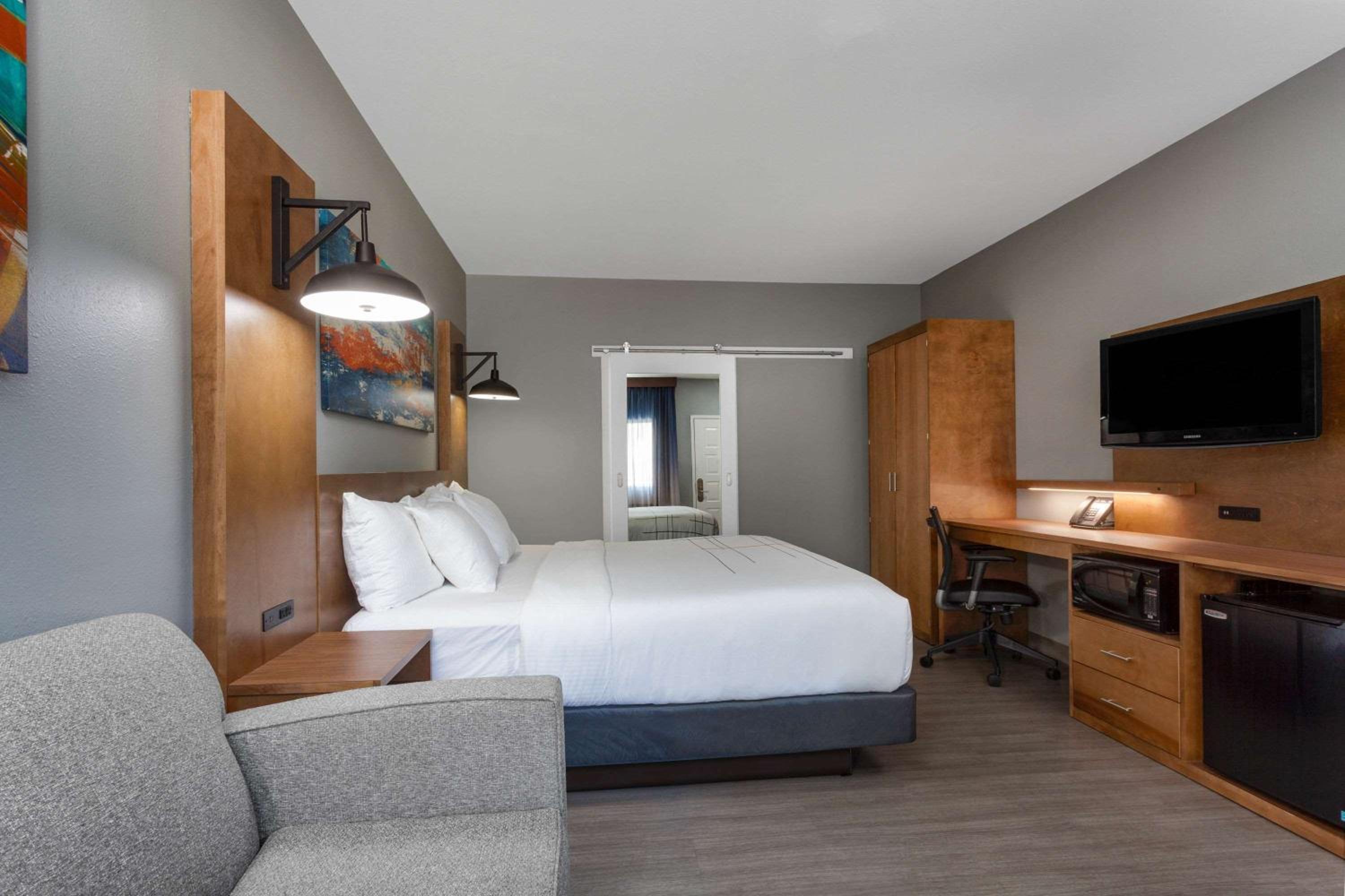 1 King Bed, Non-Smoking - Photo 1