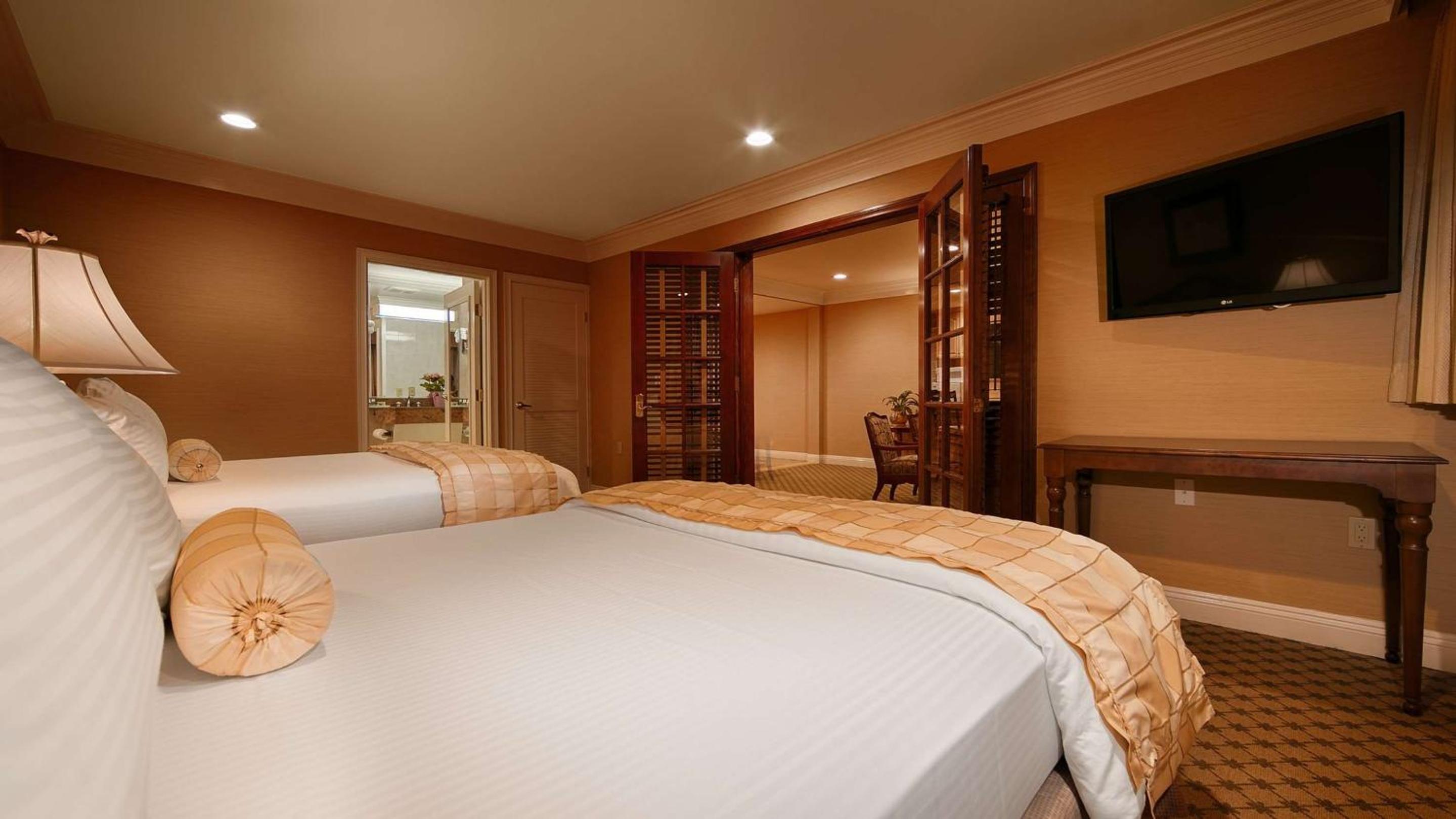 Queen Suite with Two Queen Beds and Jacuzzi - Non-Smoking