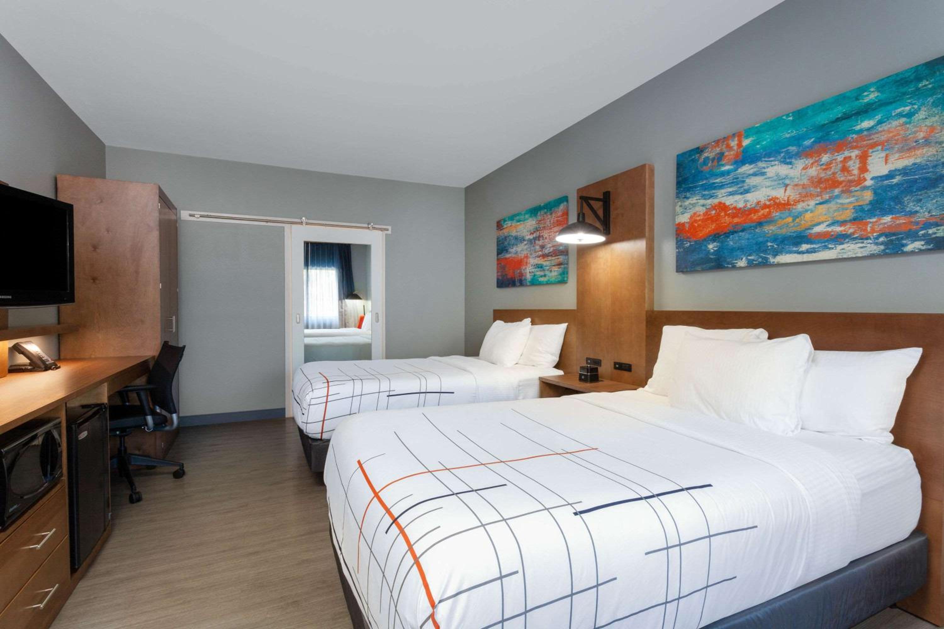 Double Room with Two Double Beds - Photo 2