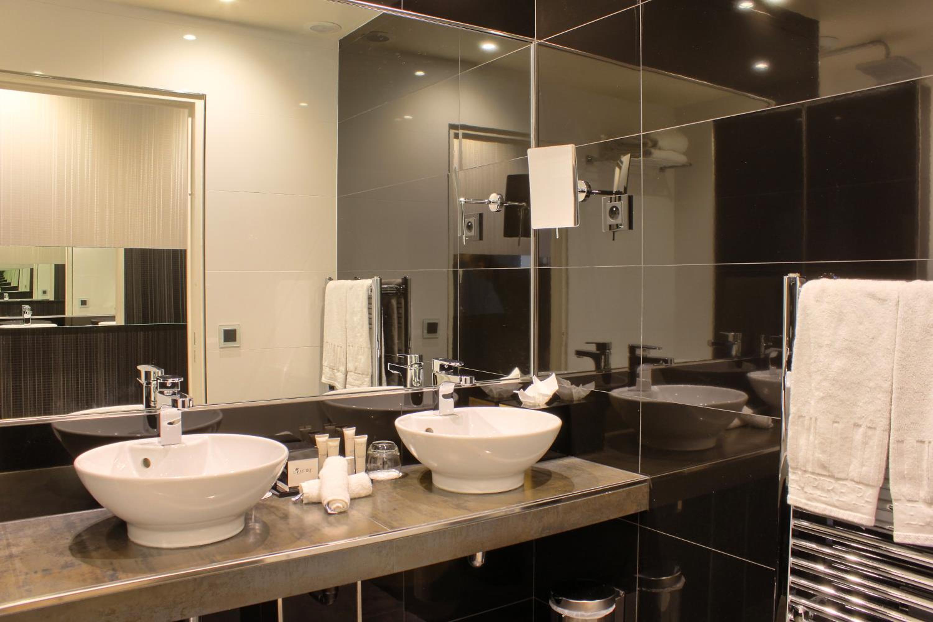 L'Empire Paris - Louvre bathroom photo