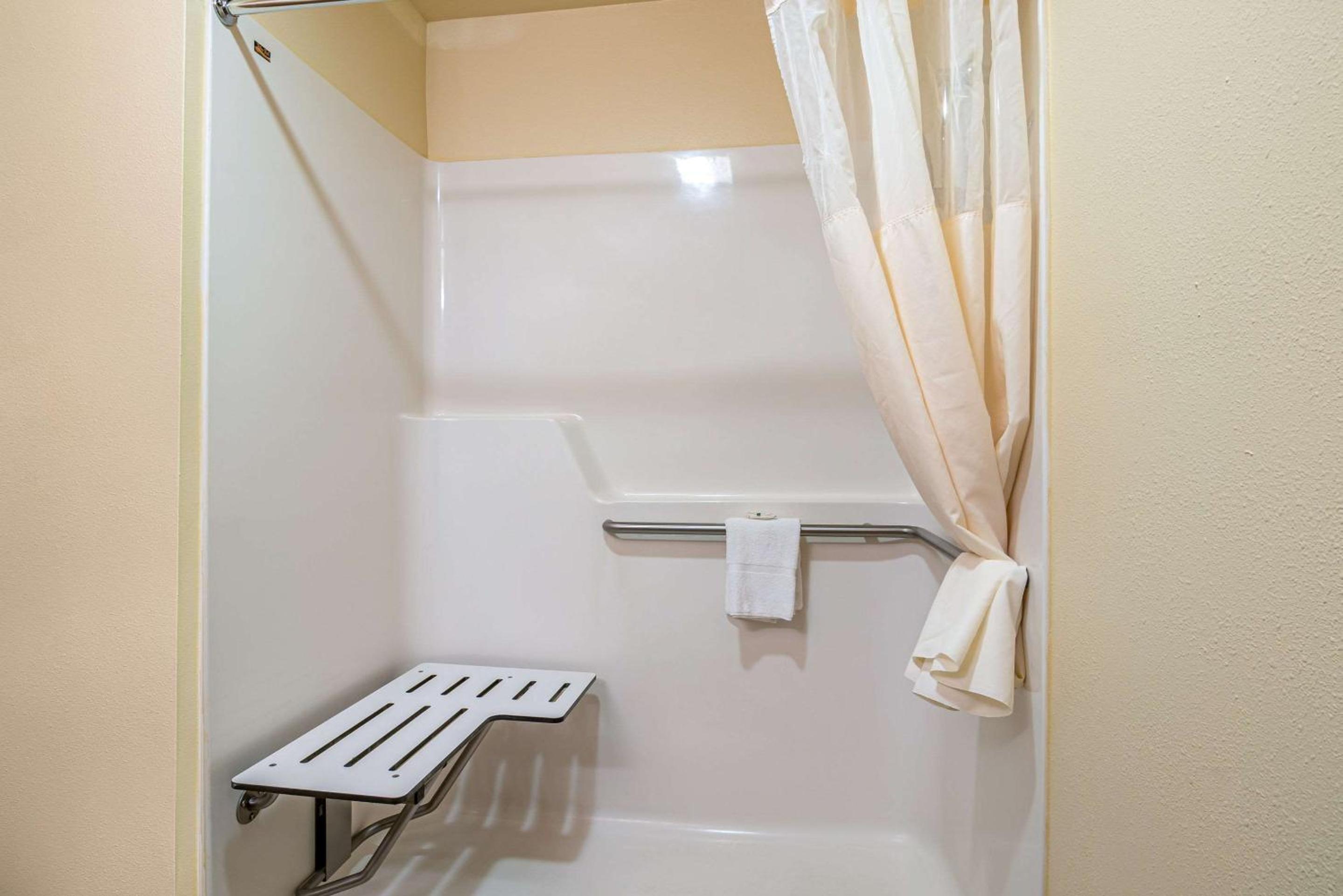 King Room - Accessible/Non-Smoking photo 2