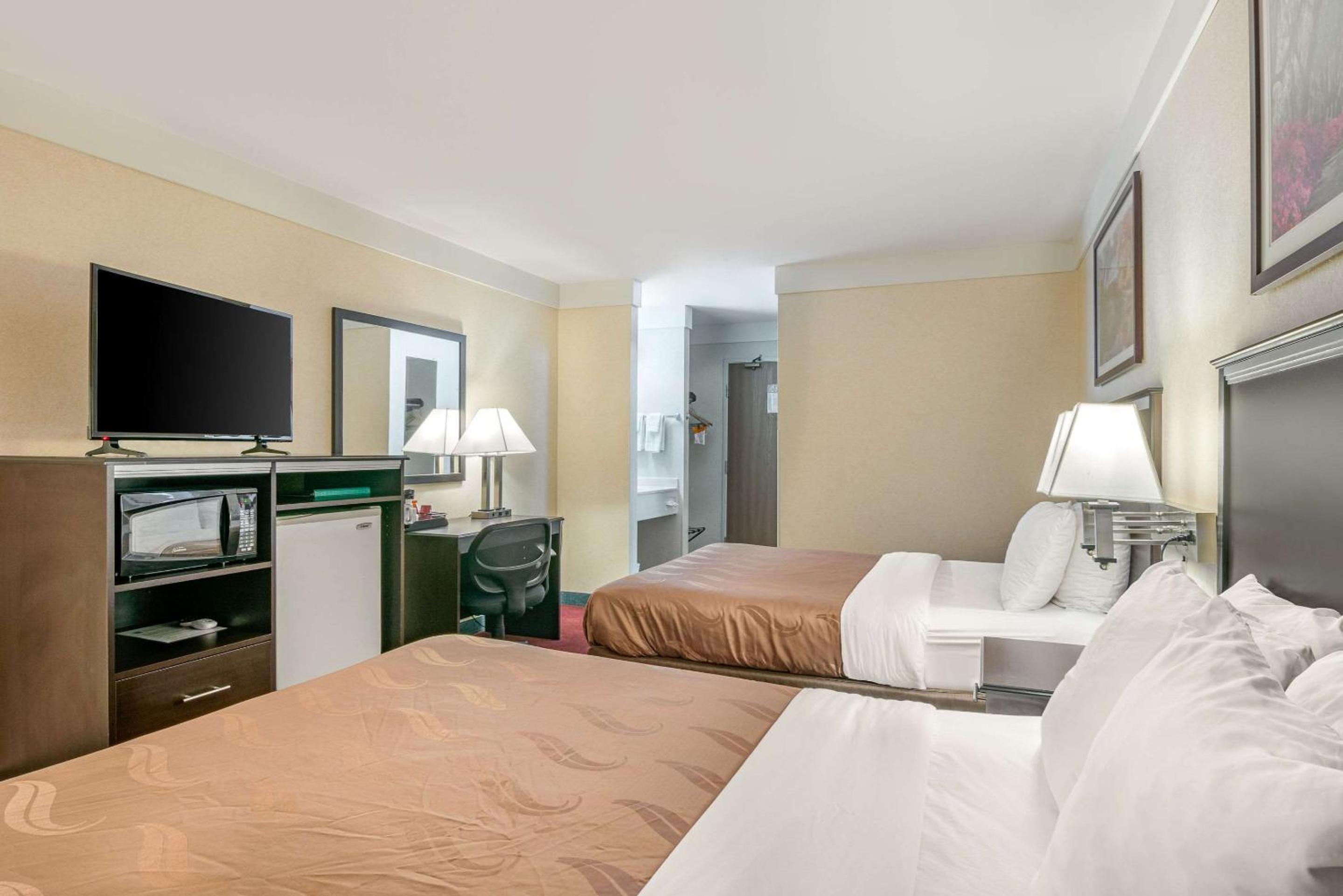 Queen Room with Two Queen Beds - Non-Smoking photo 2
