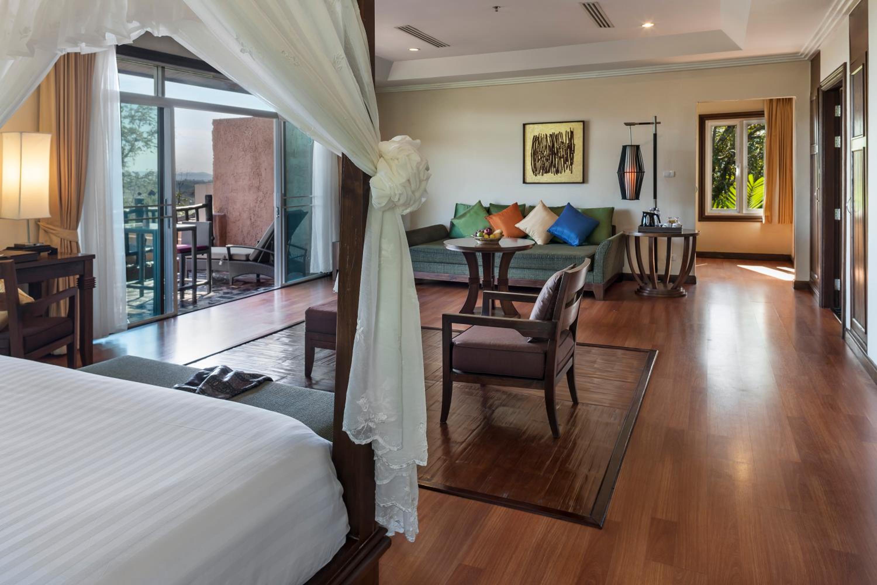 King Suite with Balcony - Photo 4