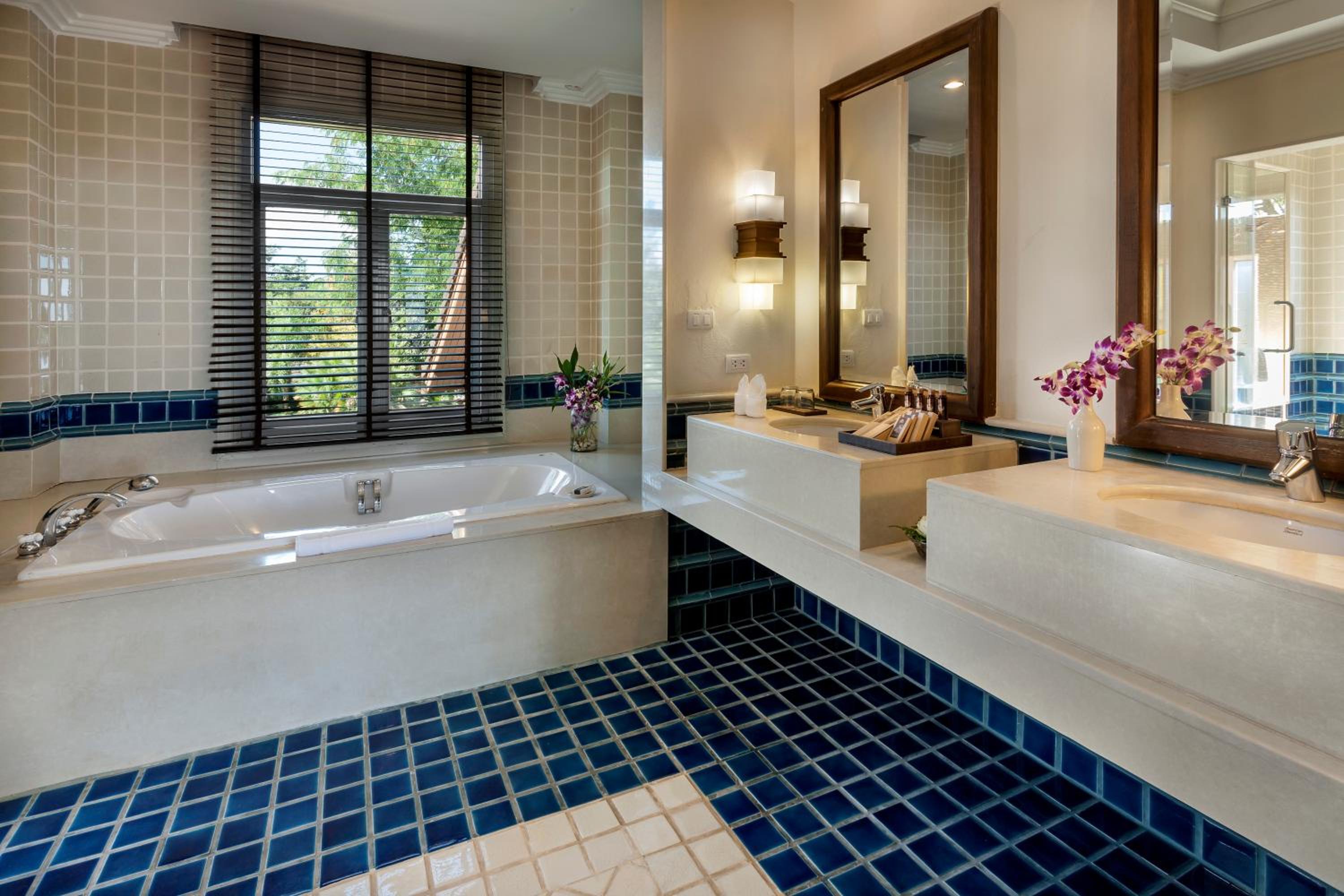 King Suite with Balcony - Photo 2