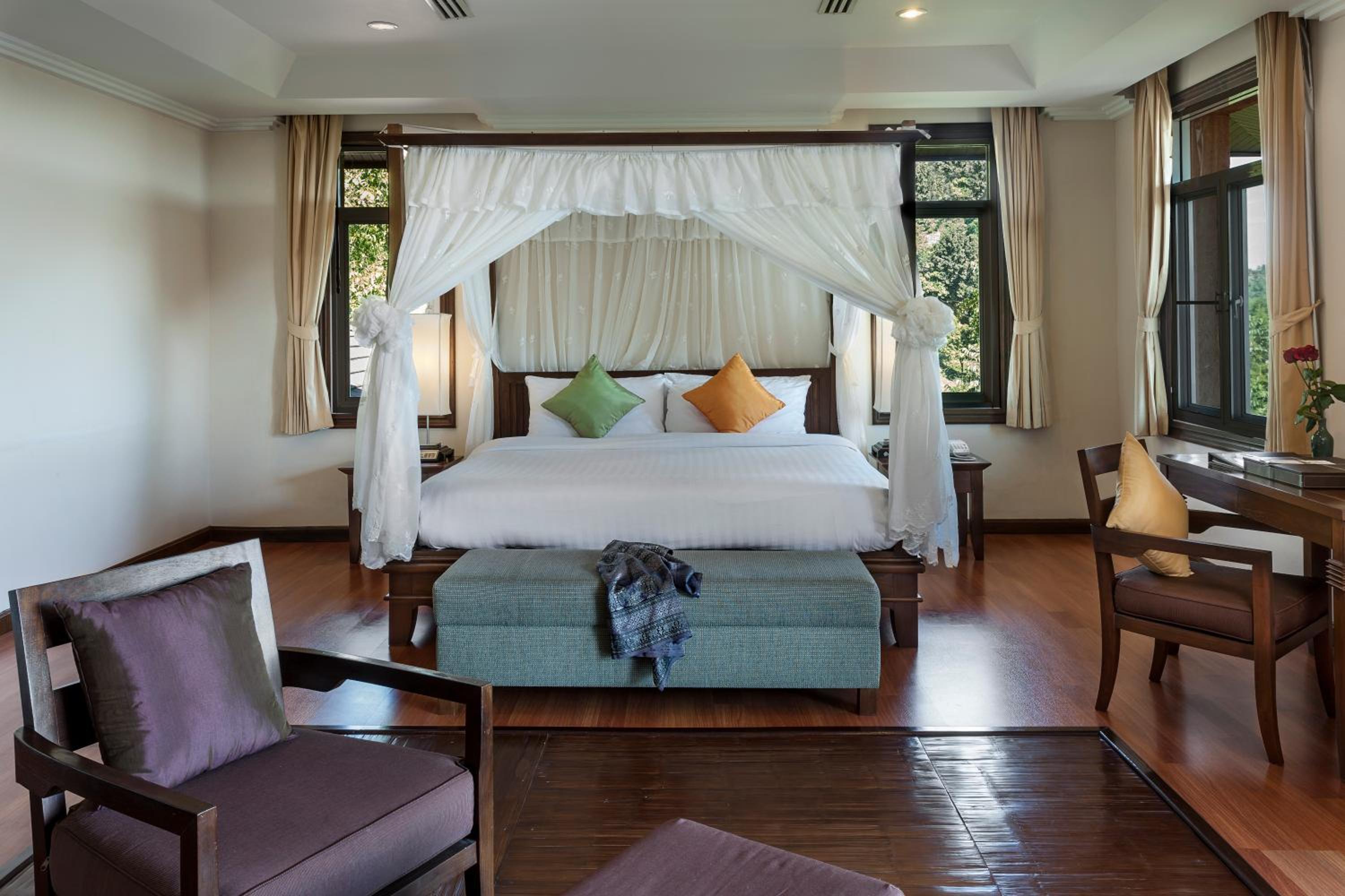 King Suite with Balcony - Photo 5