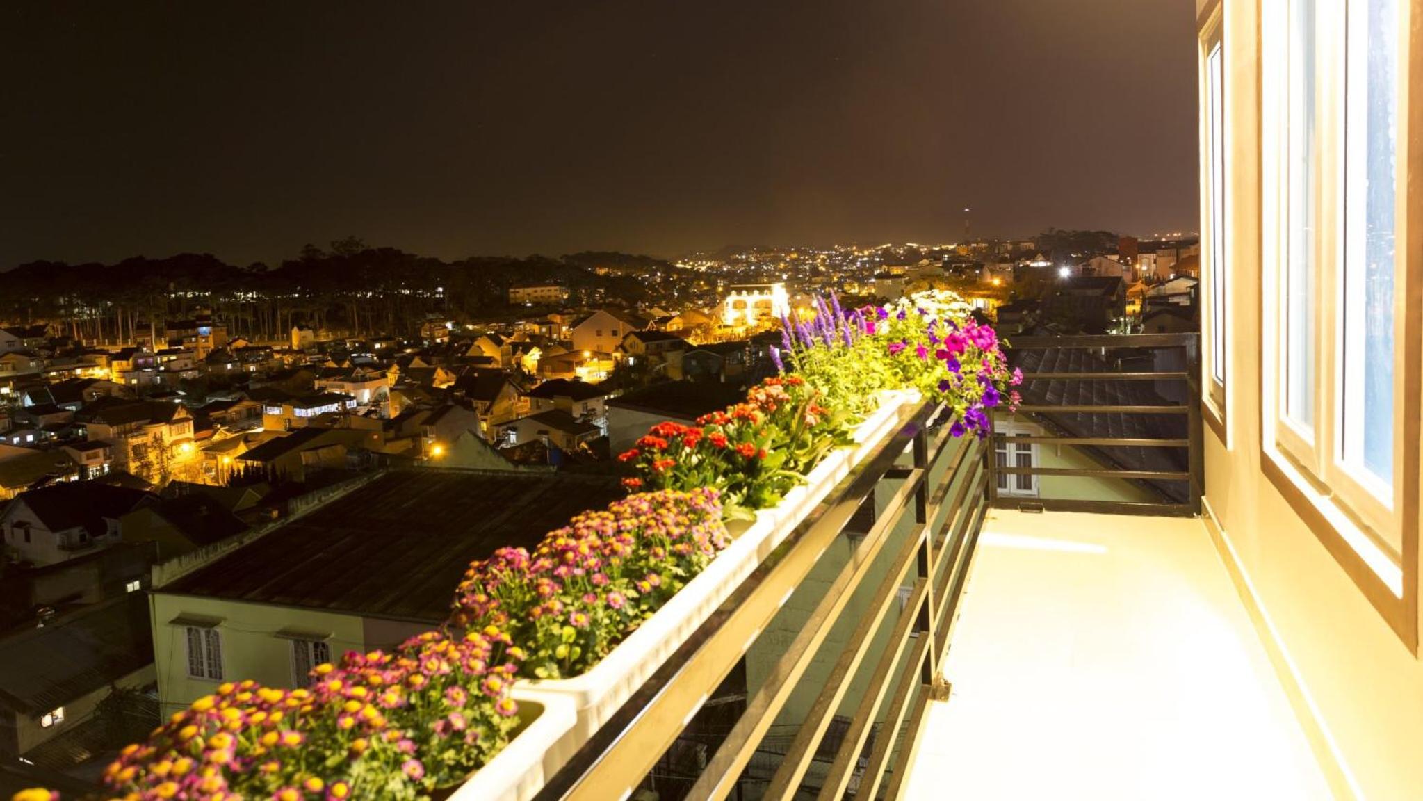 Family Room With Balcony - Photo 8