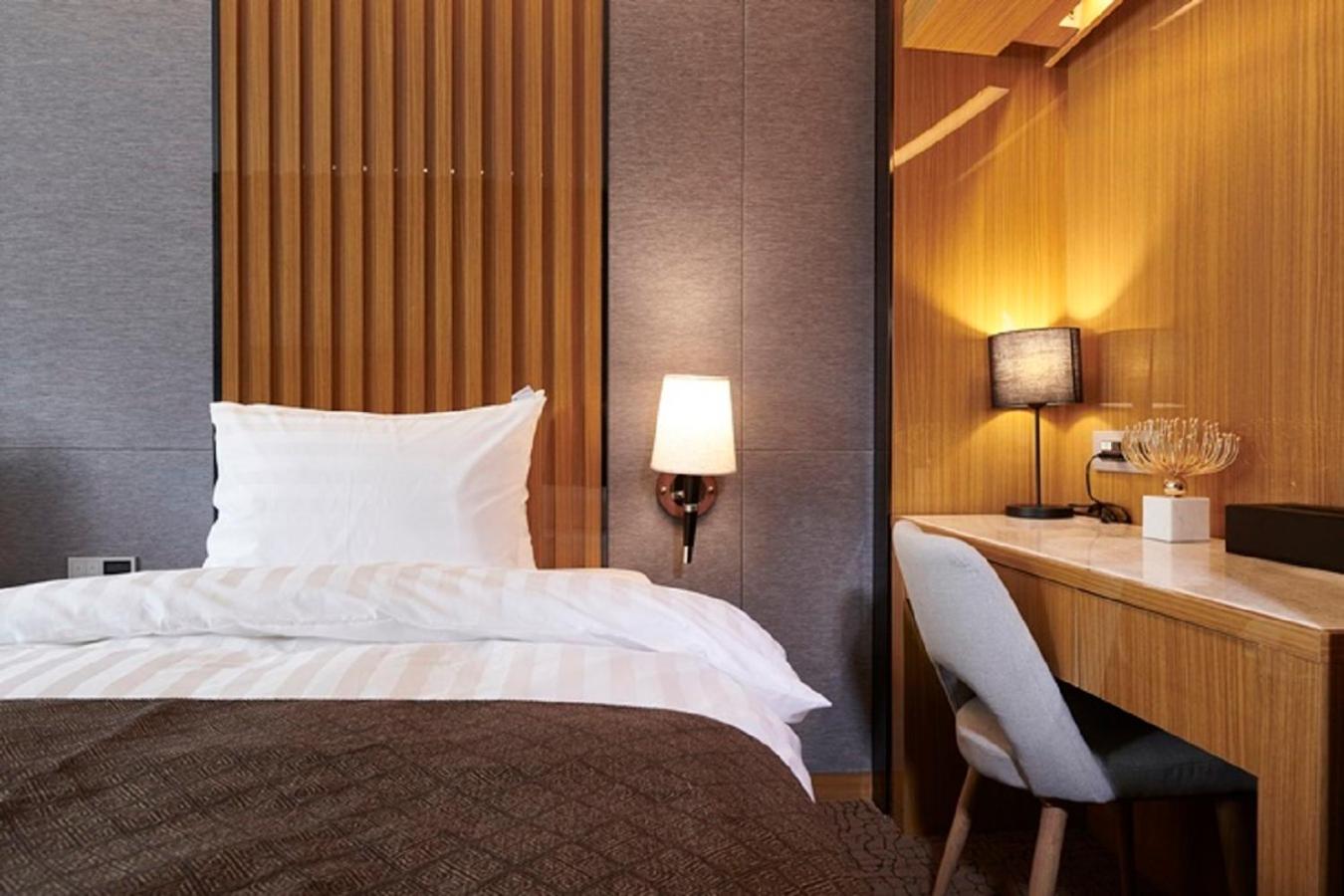 Deluxe Double Room with Balcony - Photo 2