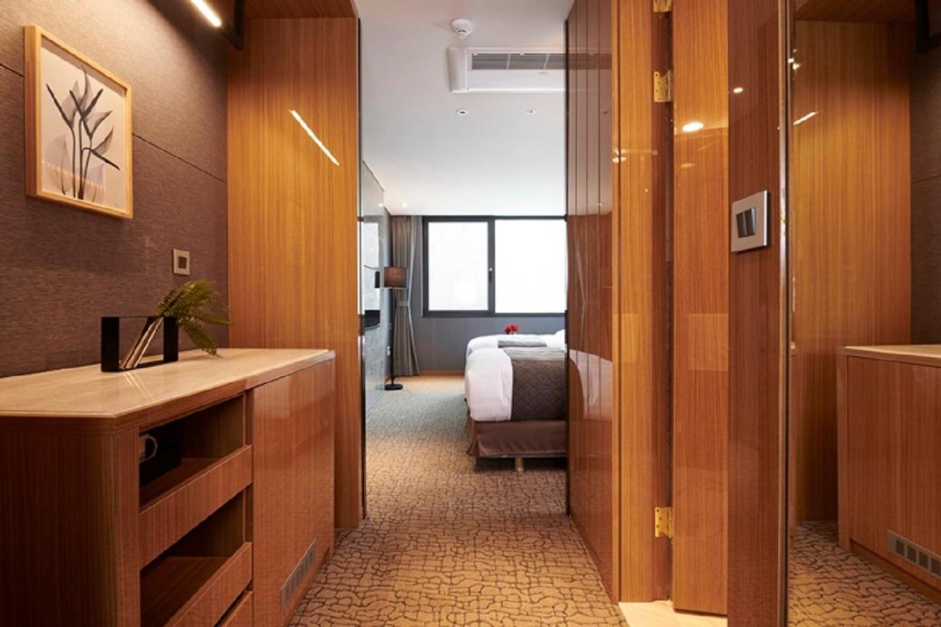 Twin Room with Balcony photo 3