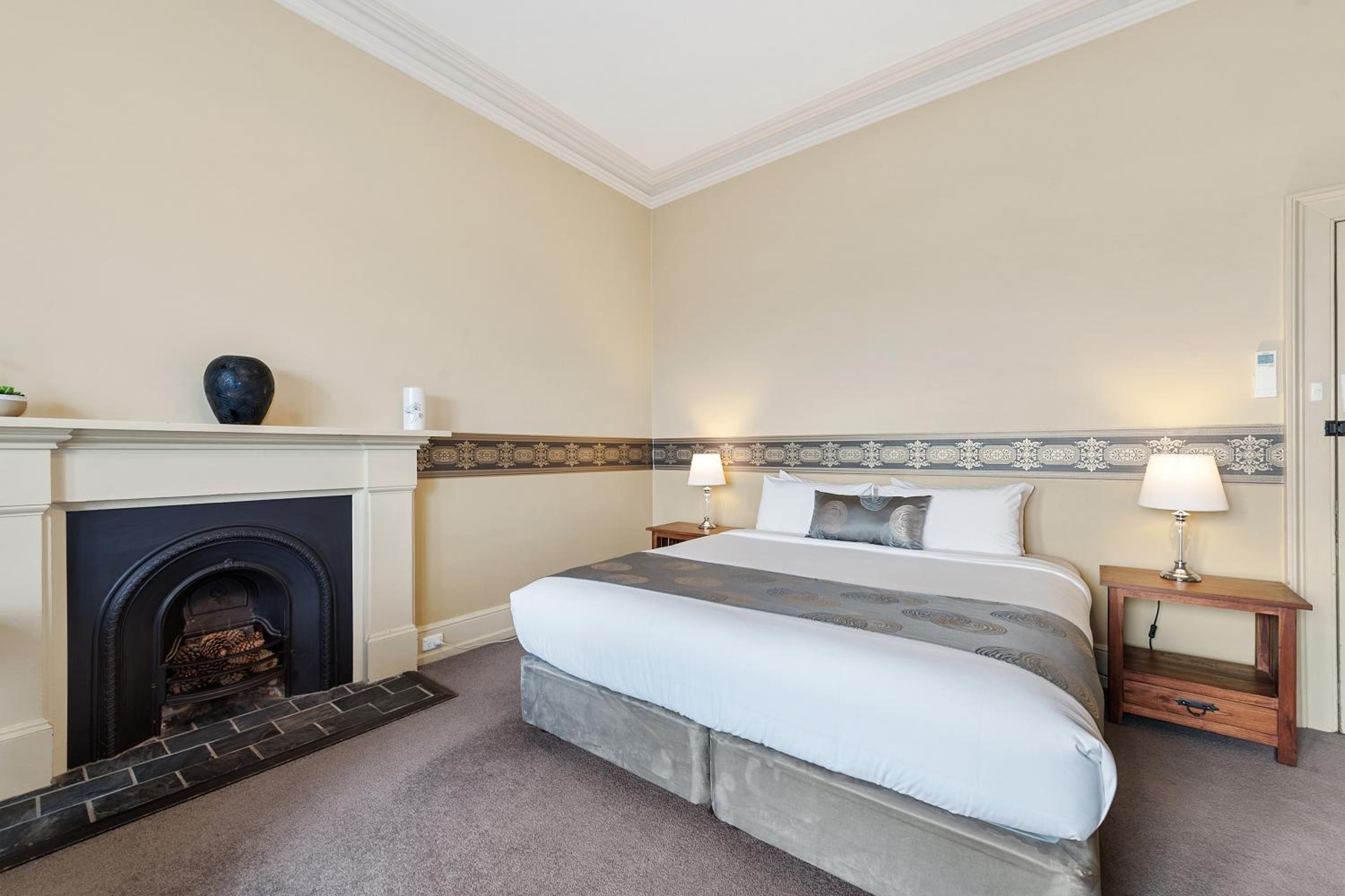 King Suite with Bath photo 3
