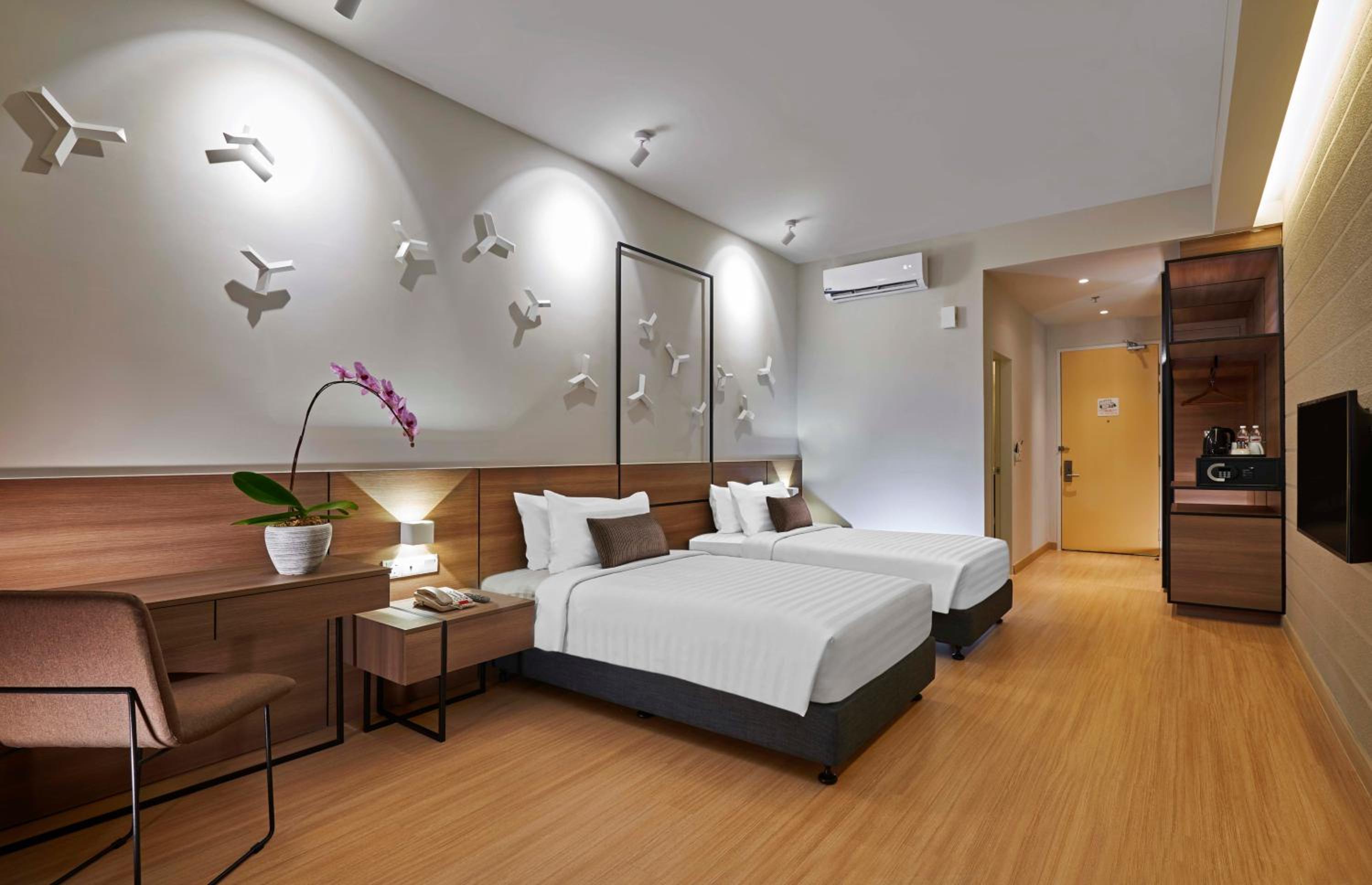 Hideaway Staycation - Deluxe Twin Room - Photo 4