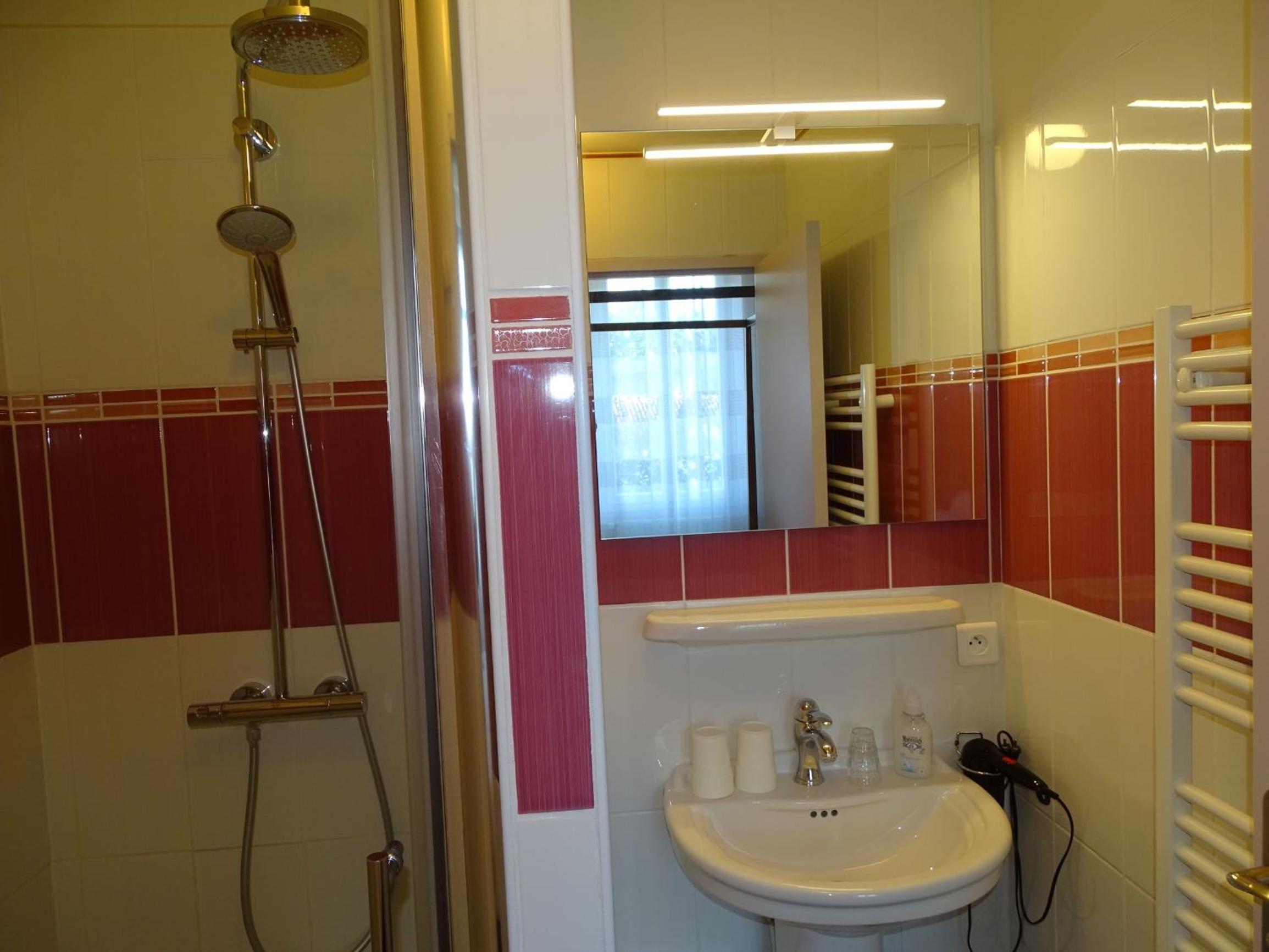 Double Room with Private Bathroom - Photo 2