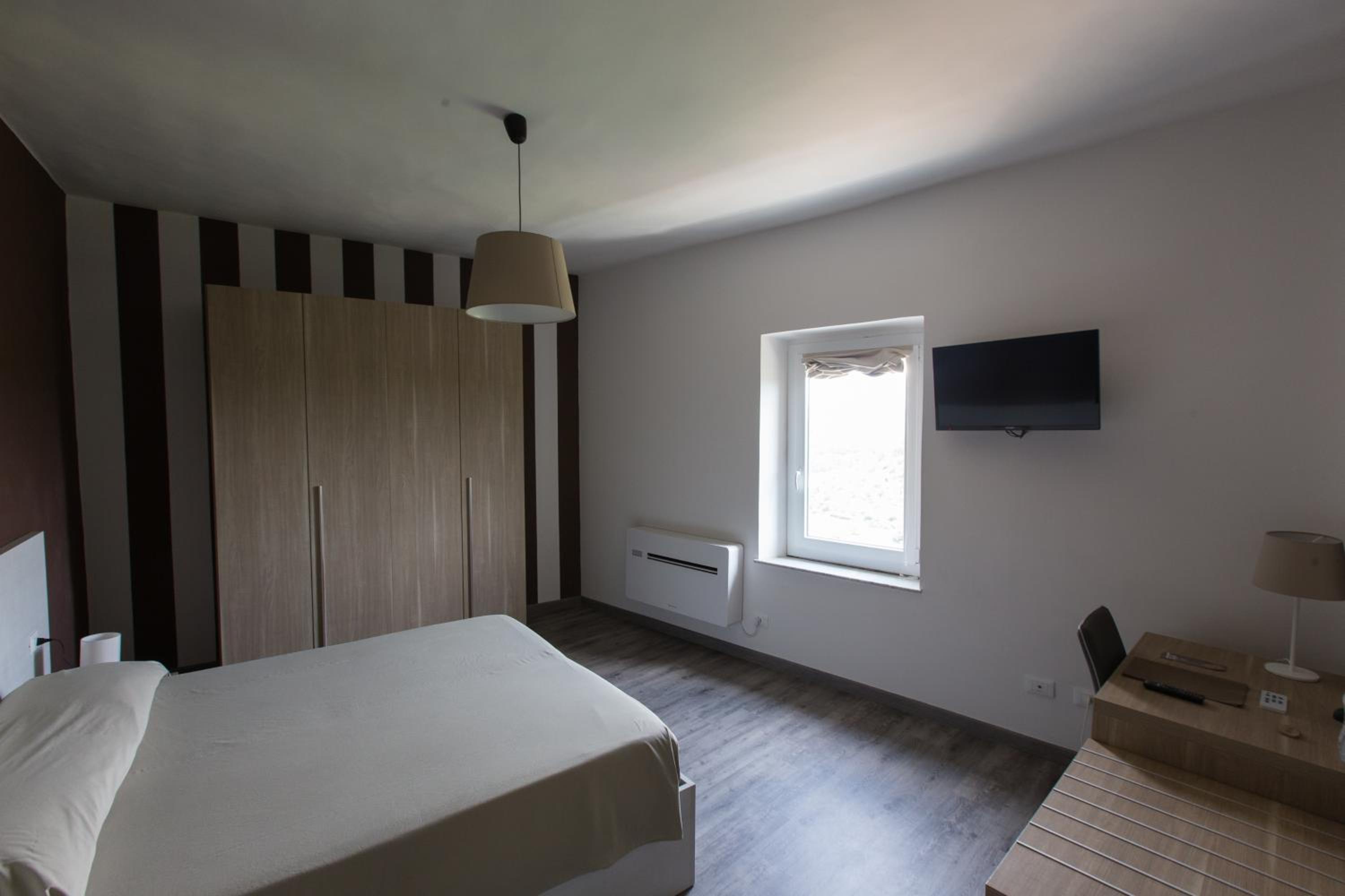 Double or Twin Room with Lake View - Photo 1