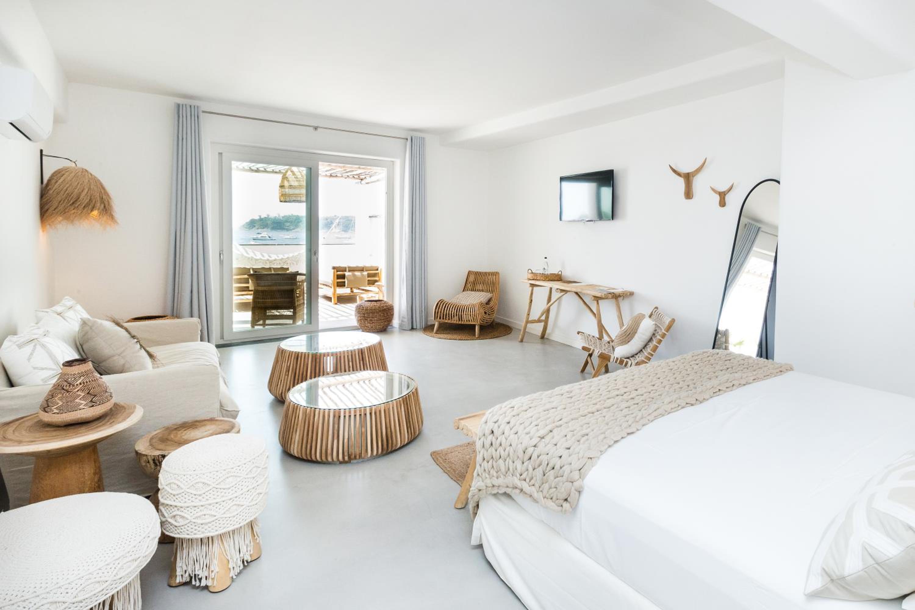 Suite - Photo 1