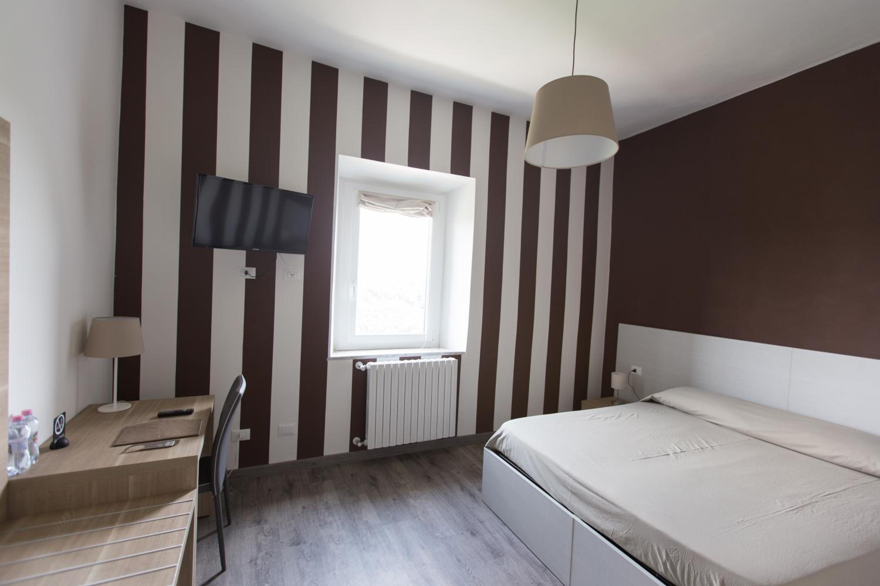Quadruple Room with Lake View - Photo 1