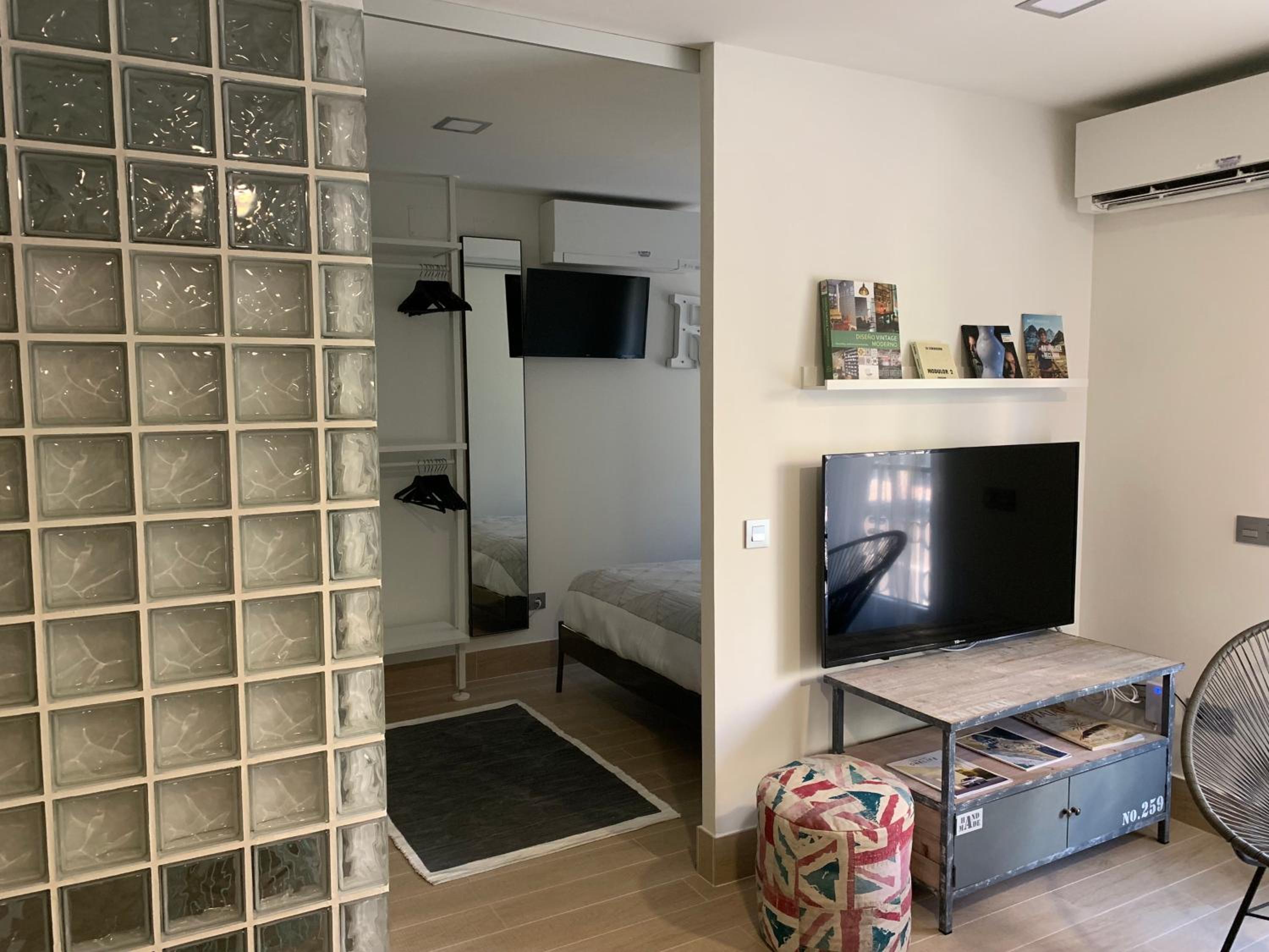 Deluxe Apartment - Photo 2