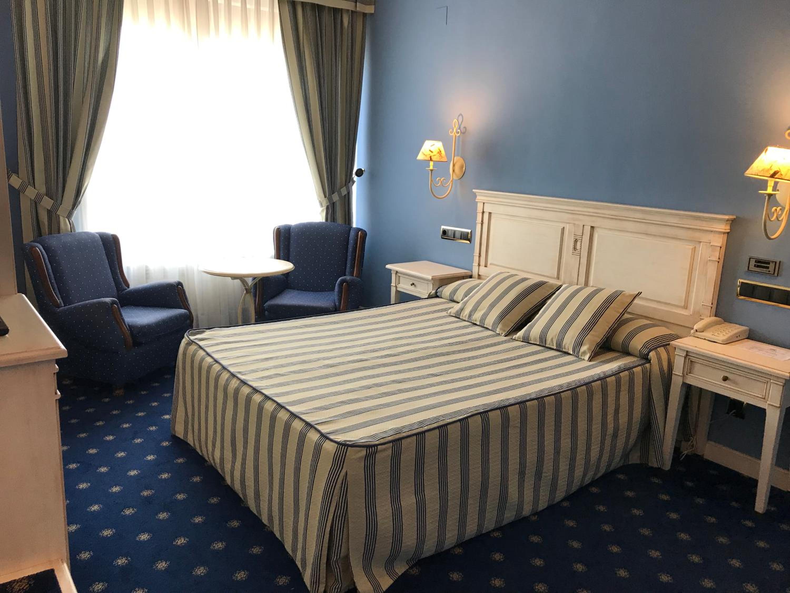 Double or Twin Room - Photo 6