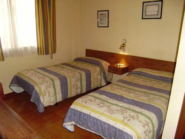 Standard Double or Twin Room - Photo 9