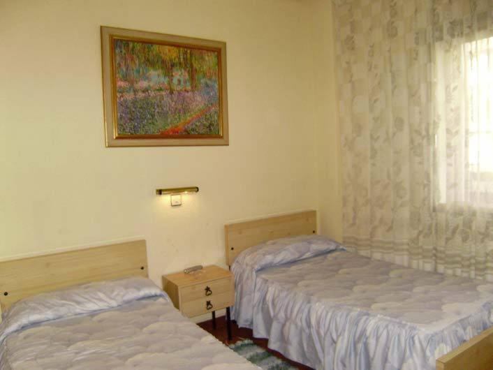 Standard Double or Twin Room - Photo 8