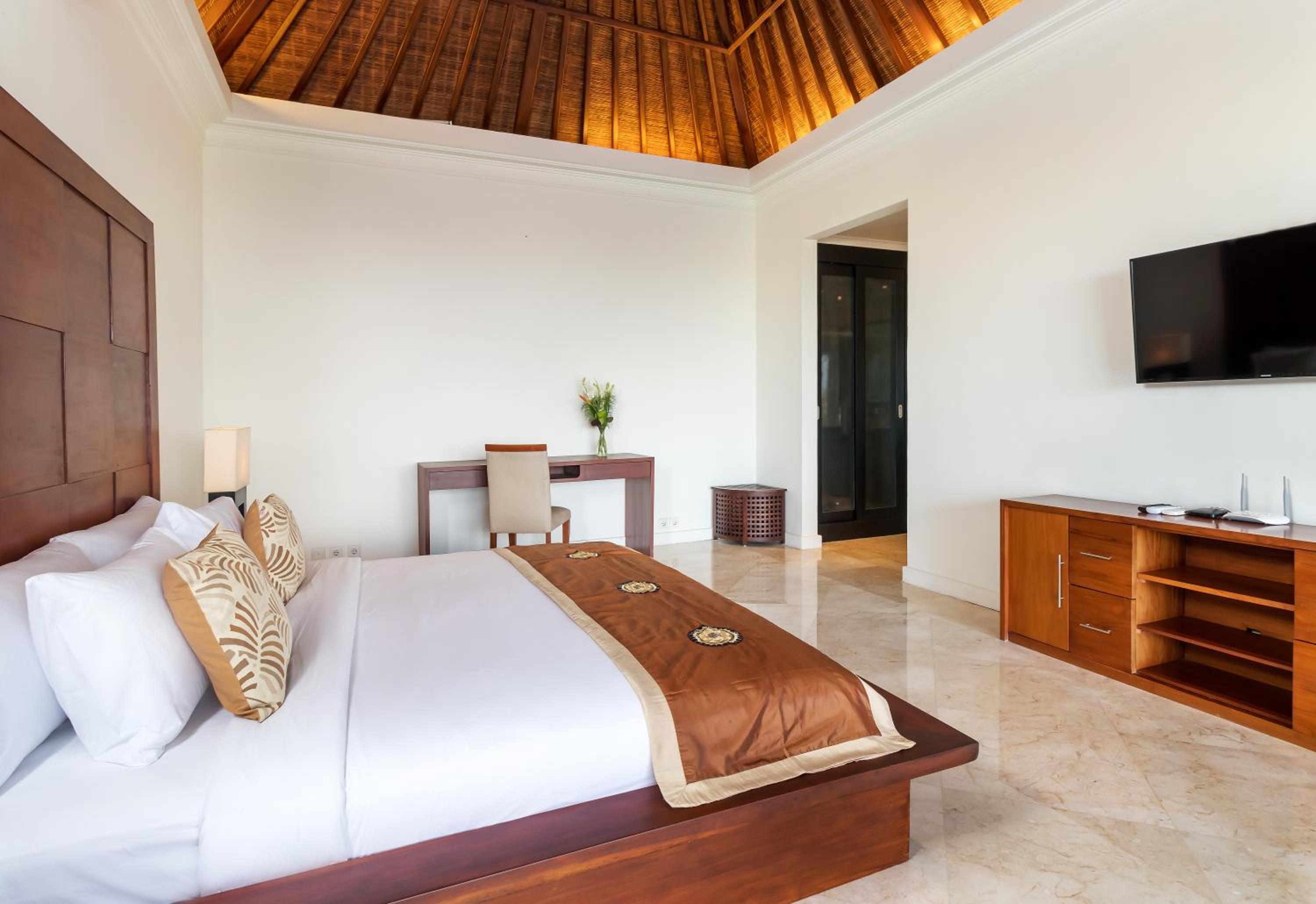 Three-Bedroom Villa - Photo 4