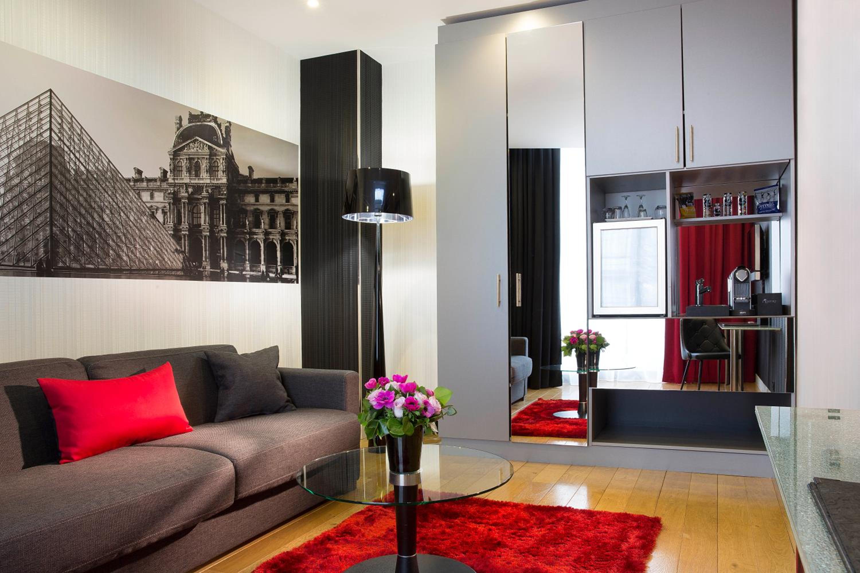 Family Room thumbnail 6
