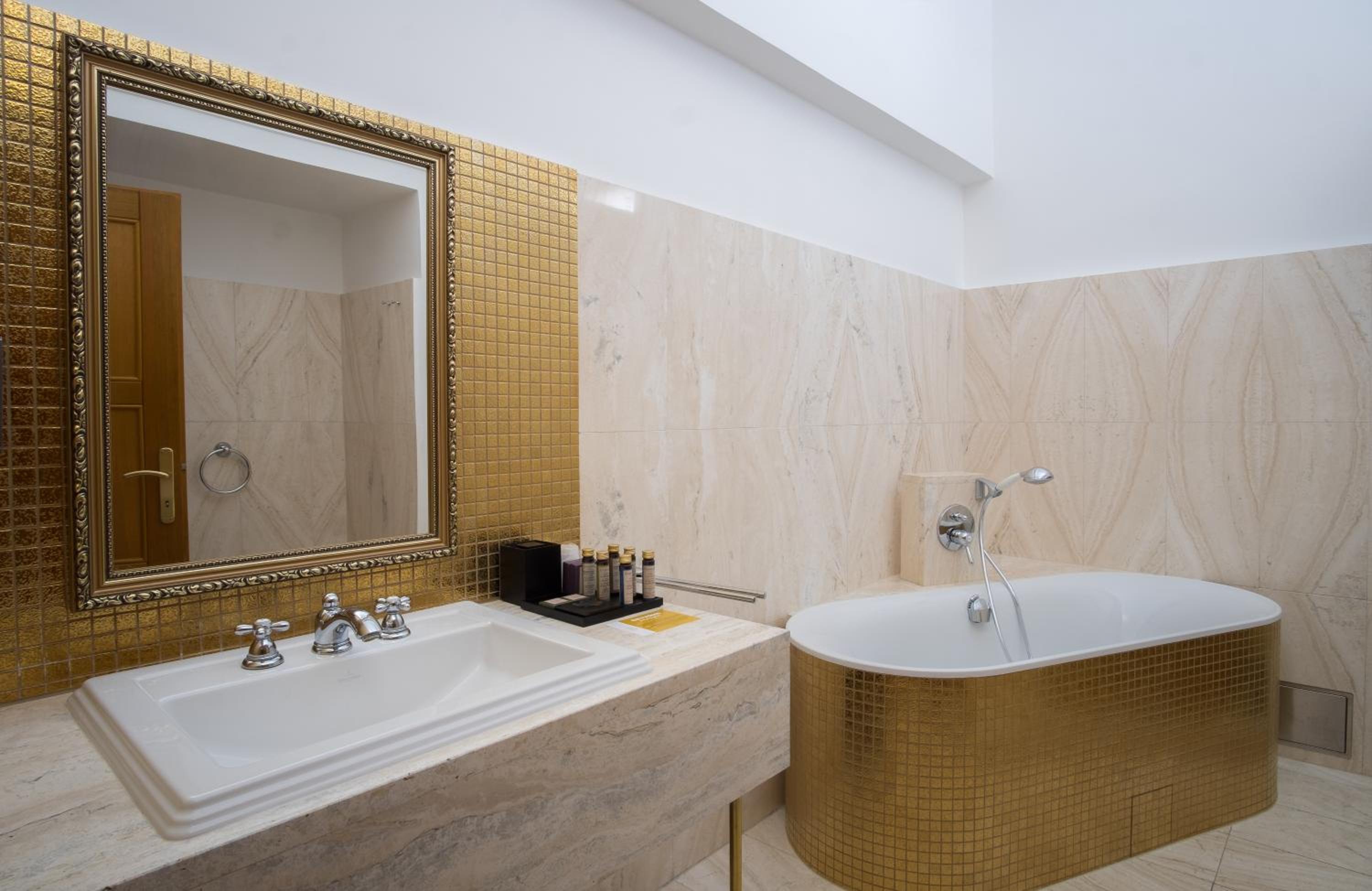 Deluxe Double Room with extra bed (2+2)  - Photo 18