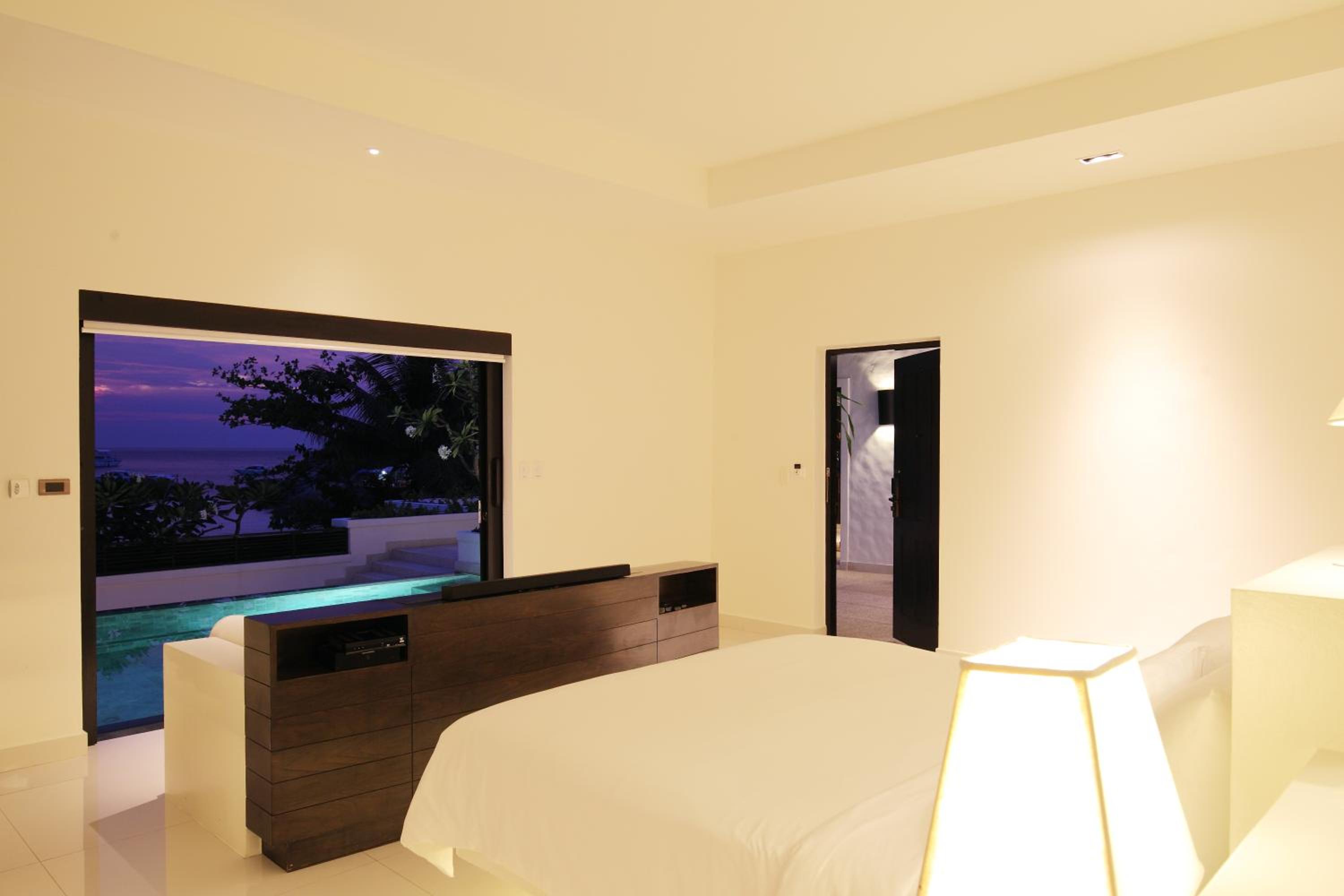 Grand Pool Suite Beachfront